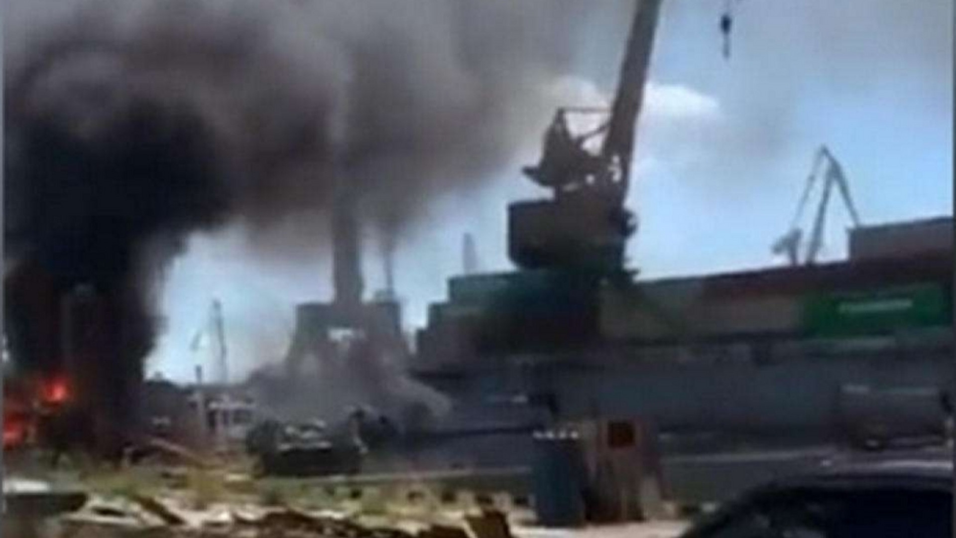 Immagine di I russi bombardano il porto di Odessa, colpito un deposito di grano (vuoto)