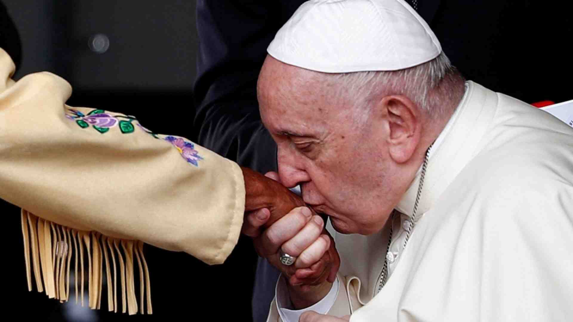 Immagine di Il Papa è arrivato a Edmonton: la cerimonia di accoglienza / Video