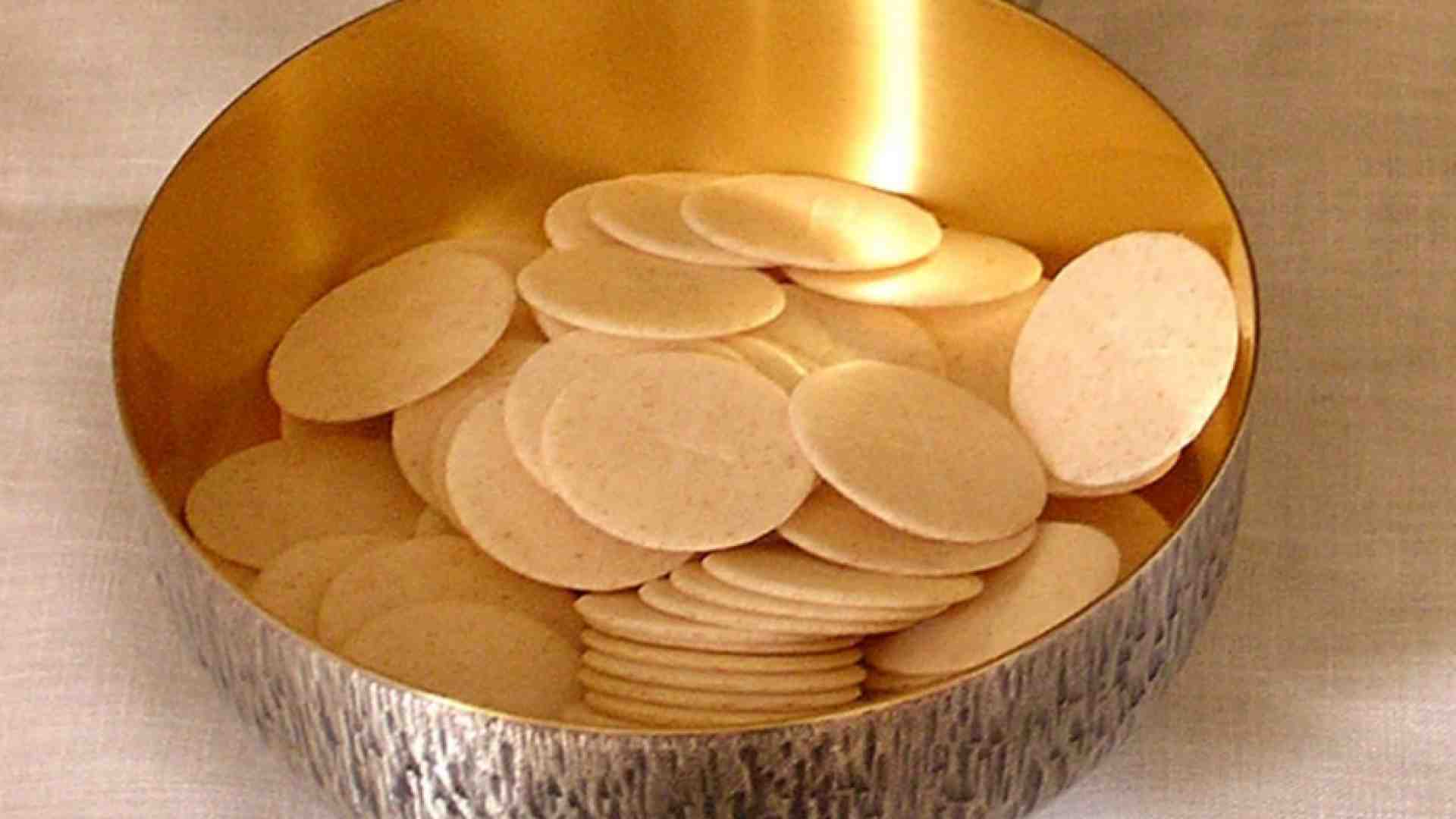 Immagine di Messa celebrata in mare, la diocesi: decoro e rispetto per i sacramenti