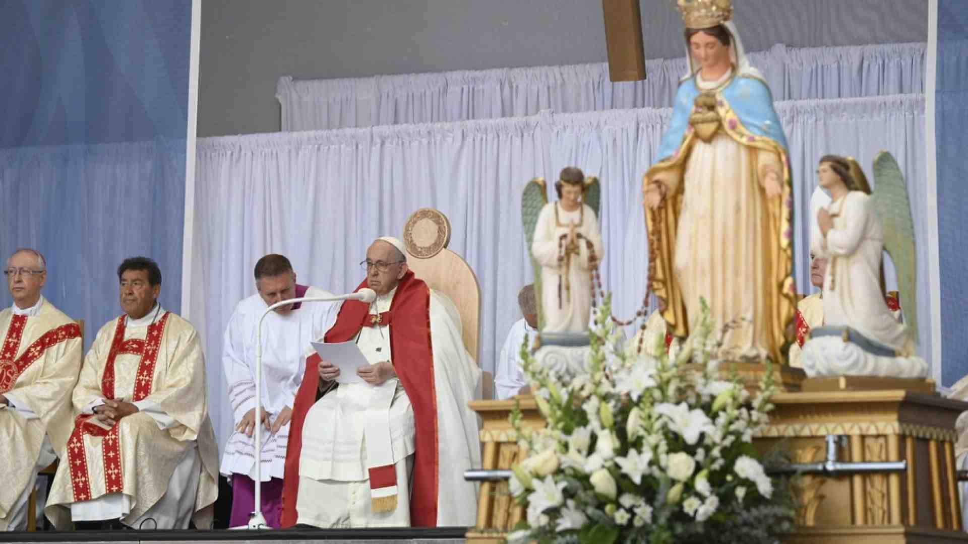 Immagine di Il Papa nello stadio di Edmonton: grazie ai nonni la fede ha sapore di casa