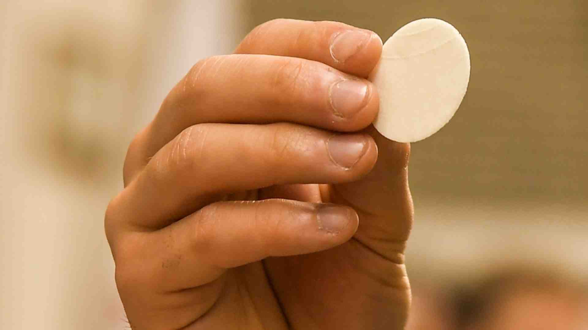 Immagine di Messa in mare, la Procura apre un’indagine. E il sacerdote chiede scusa