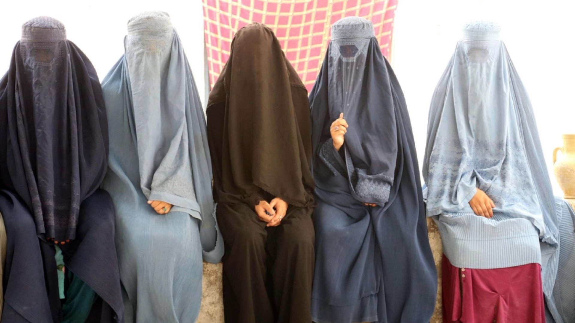 Immagine di Afghanistan, torture e matrimoni forzati: la "morte al rallentatore" delle donne