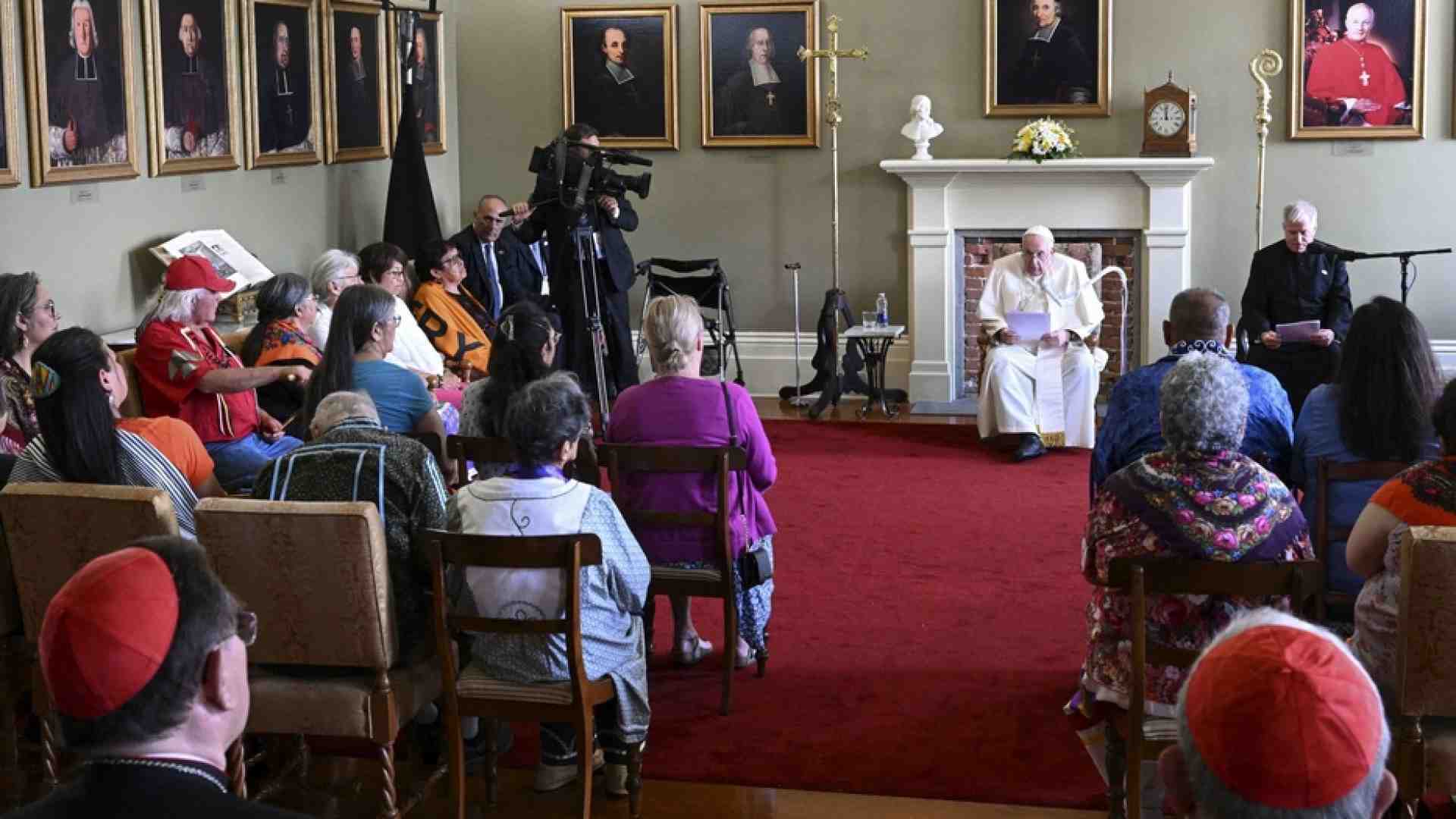 Immagine di Papa Francesco agli indigeni: sono qui come fratello per la riconciliazione