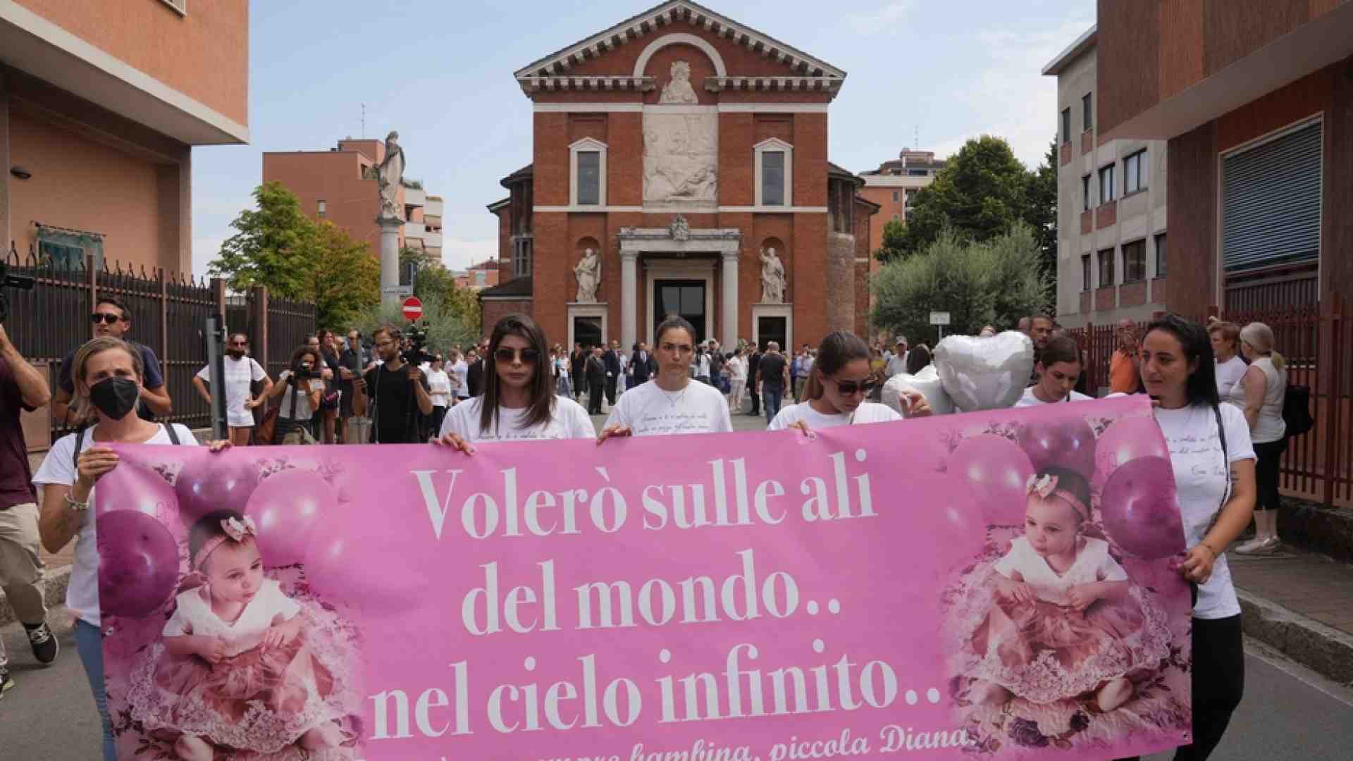 Immagine di L'addio alla piccola Diana. Delpini: «La nostra città dovrebbe essere diversa»
