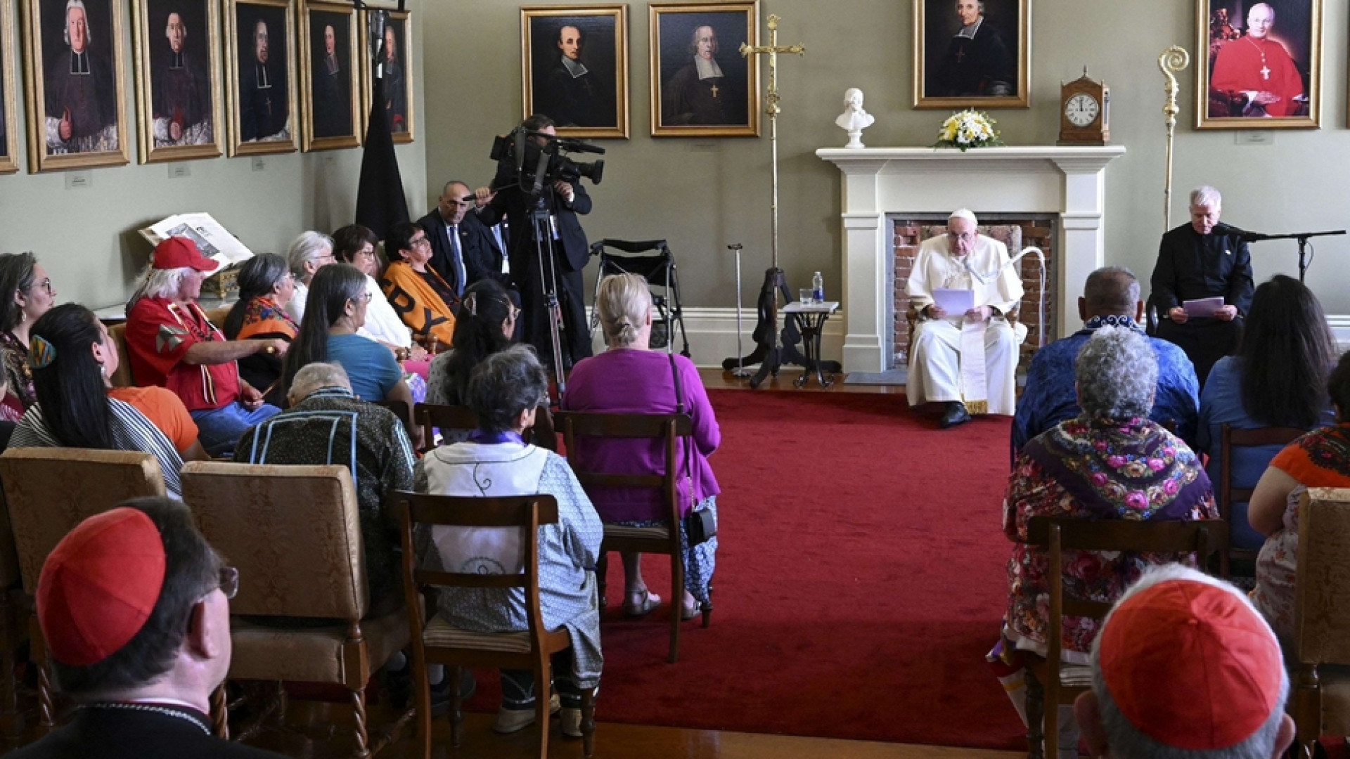 Immagine di Papa Francesco agli indigeni: sono qui come fratello per la riconciliazione