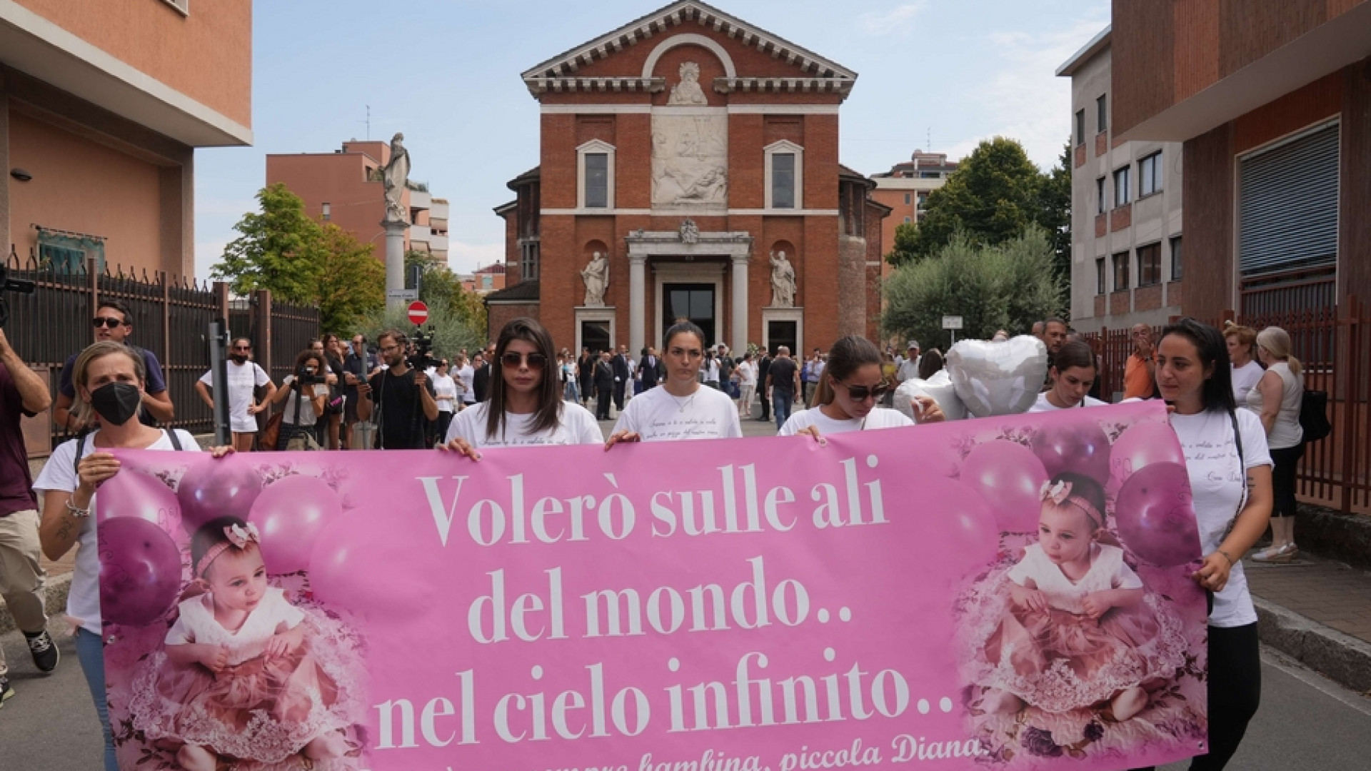 Immagine di L'addio alla piccola Diana. Delpini: «La nostra città dovrebbe essere diversa»