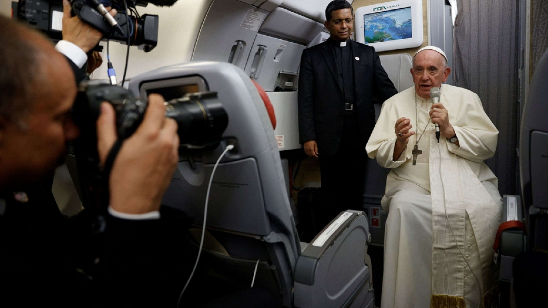 Immagine di Il Papa: «L'indietrismo è un peccato. Genocidio in Canada? Sì, ci fu»