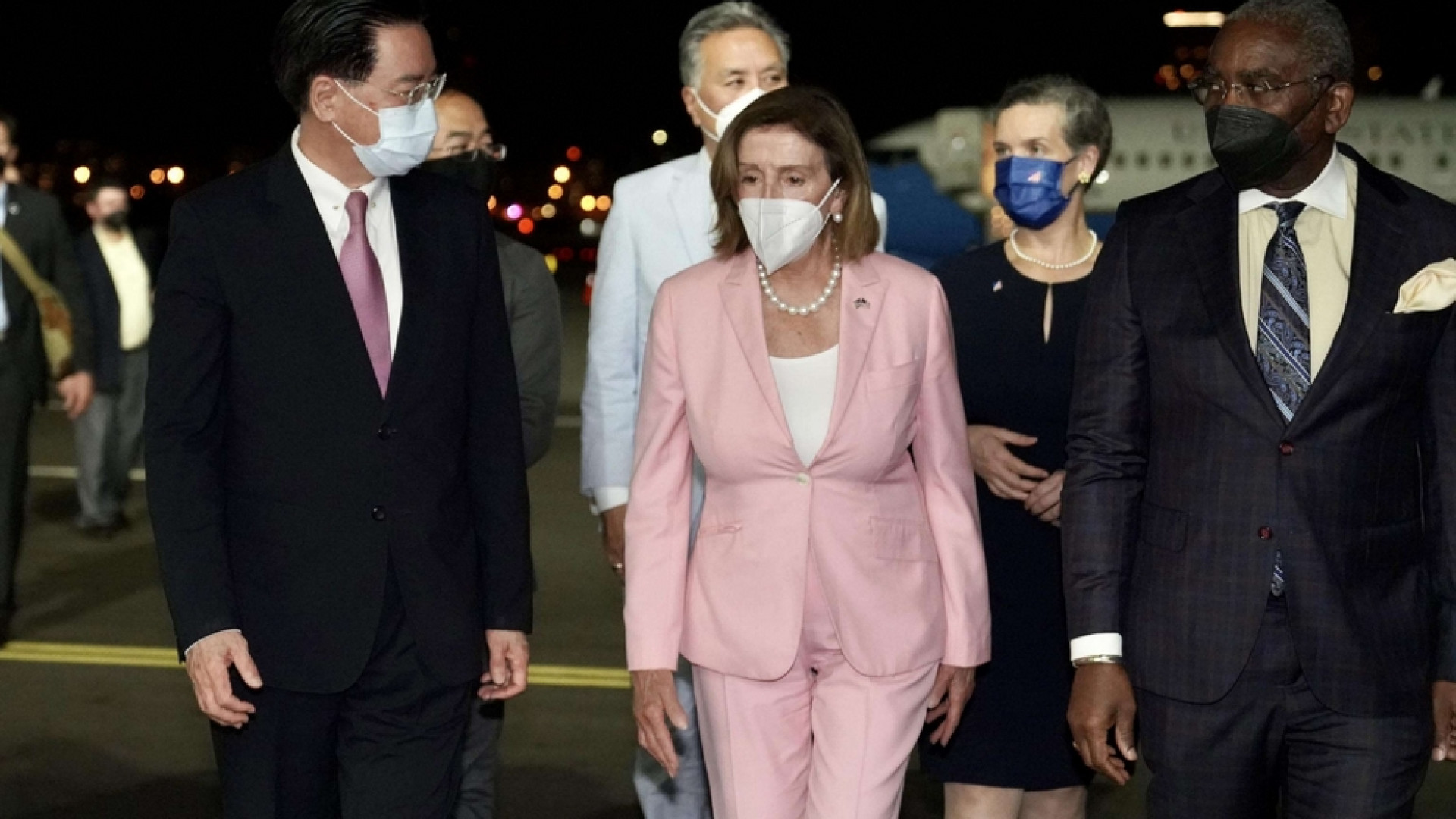 Immagine di Nancy Pelosi a Taiwan, Pechino allerta l'esercito. «Non si gioca con il fuoco»