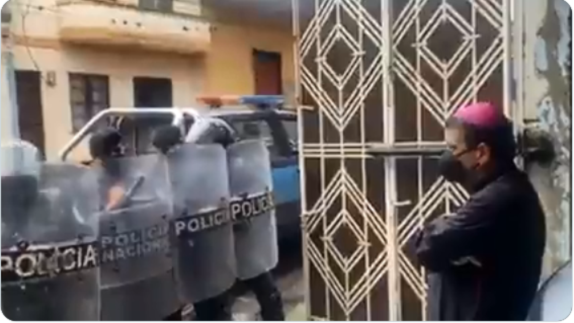 Immagine di Il vescovo agli "arresti domiciliari" canta alla polizia "El amigo" / Video
