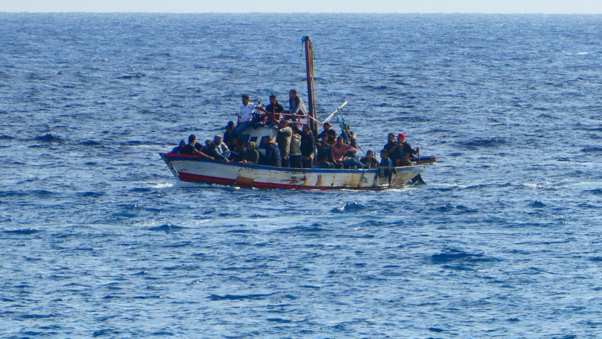 Immagine di Barcone affonda nell'Egeo: decine di dispersi