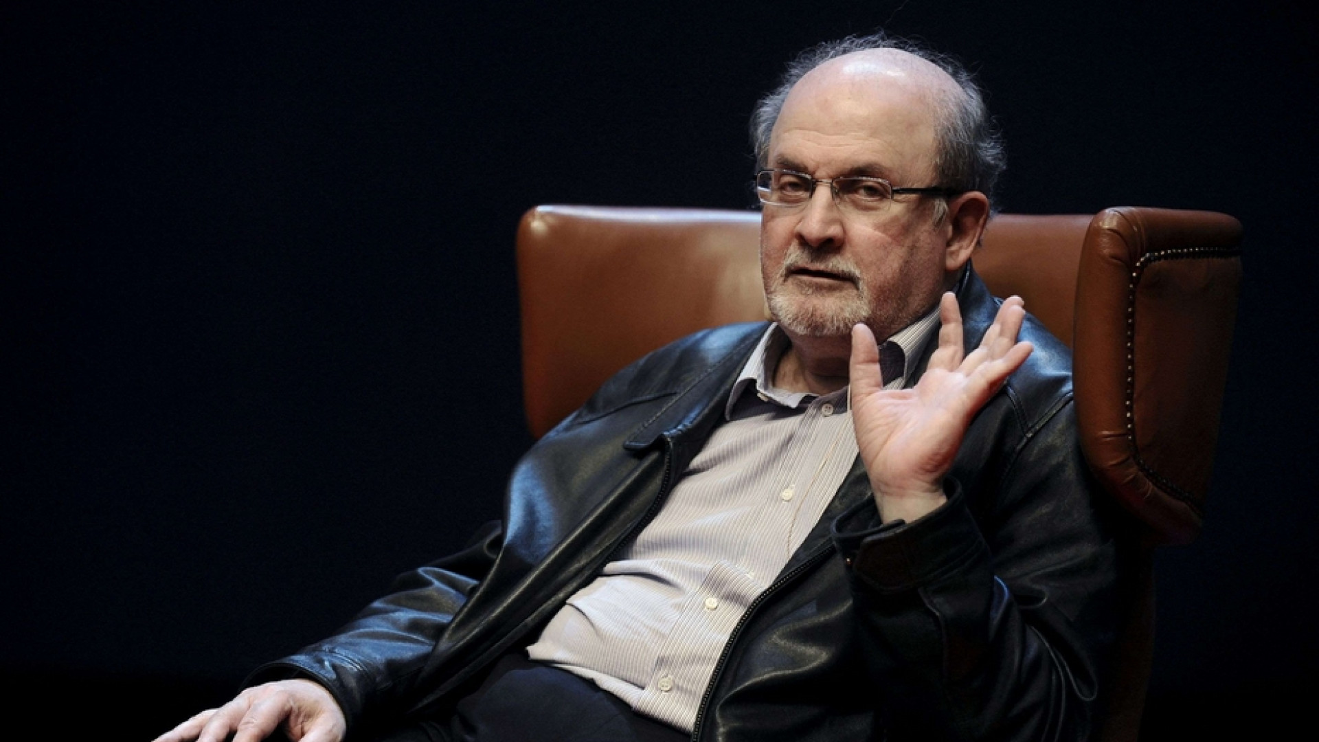Immagine di Rushdie ferito gravemente. «L'aggressore vicino all'estremismo sciita»