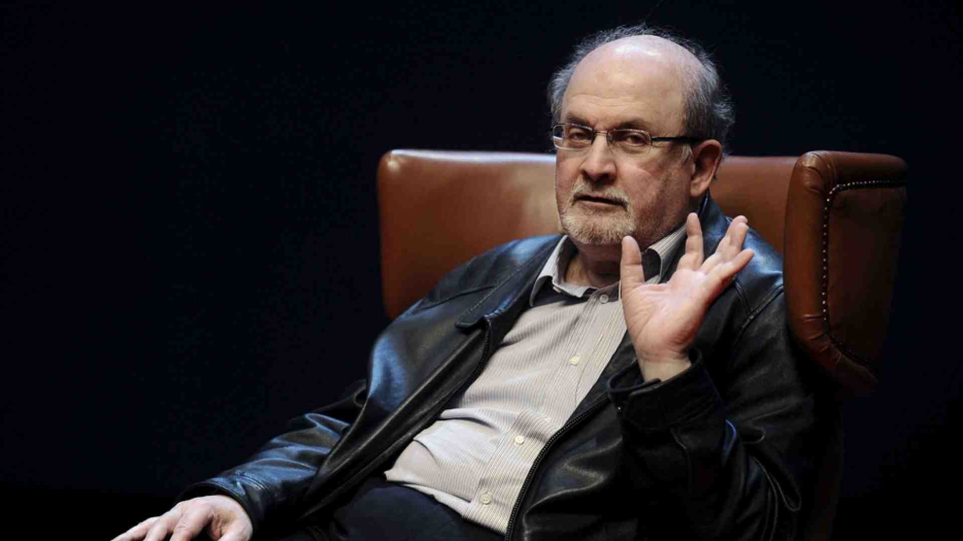 Immagine di Rushdie ferito gravemente. «L'aggressore vicino all'estremismo sciita»