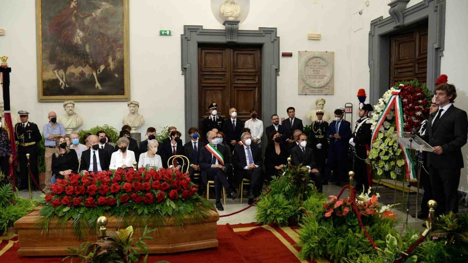 Immagine di Folla e commozione ai funerali di Piero Angela