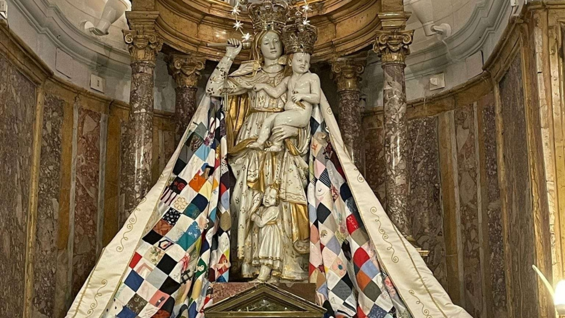 Immagine di Il «manto della madre», con le stoffe dei fedeli, per la Madonna del Soccorso