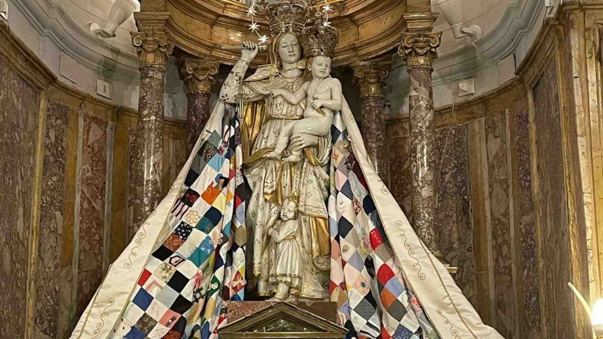 Immagine di Il «manto della madre», con le stoffe dei fedeli, per la Madonna del Soccorso