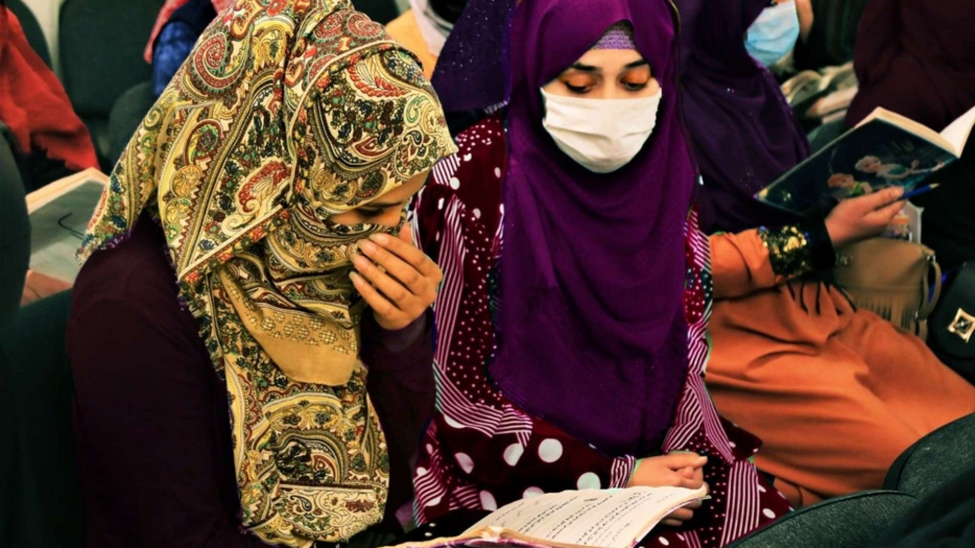 Immagine di Le donne a scuola in un soggiorno nell'Afghanistan sospeso nel tempo