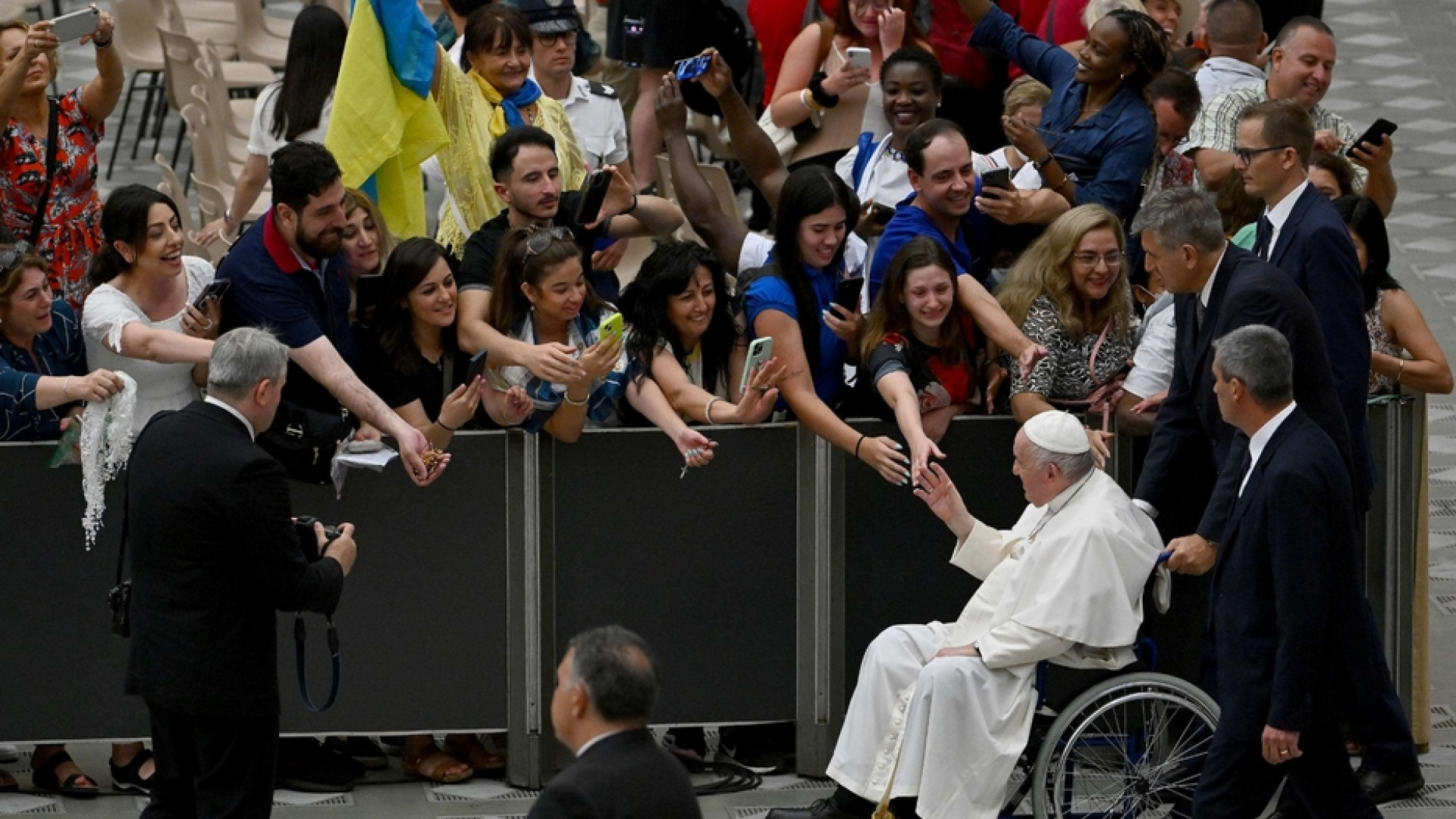 Immagine di Il Papa: «La guerra è una pazzia che pagano gli innocenti»