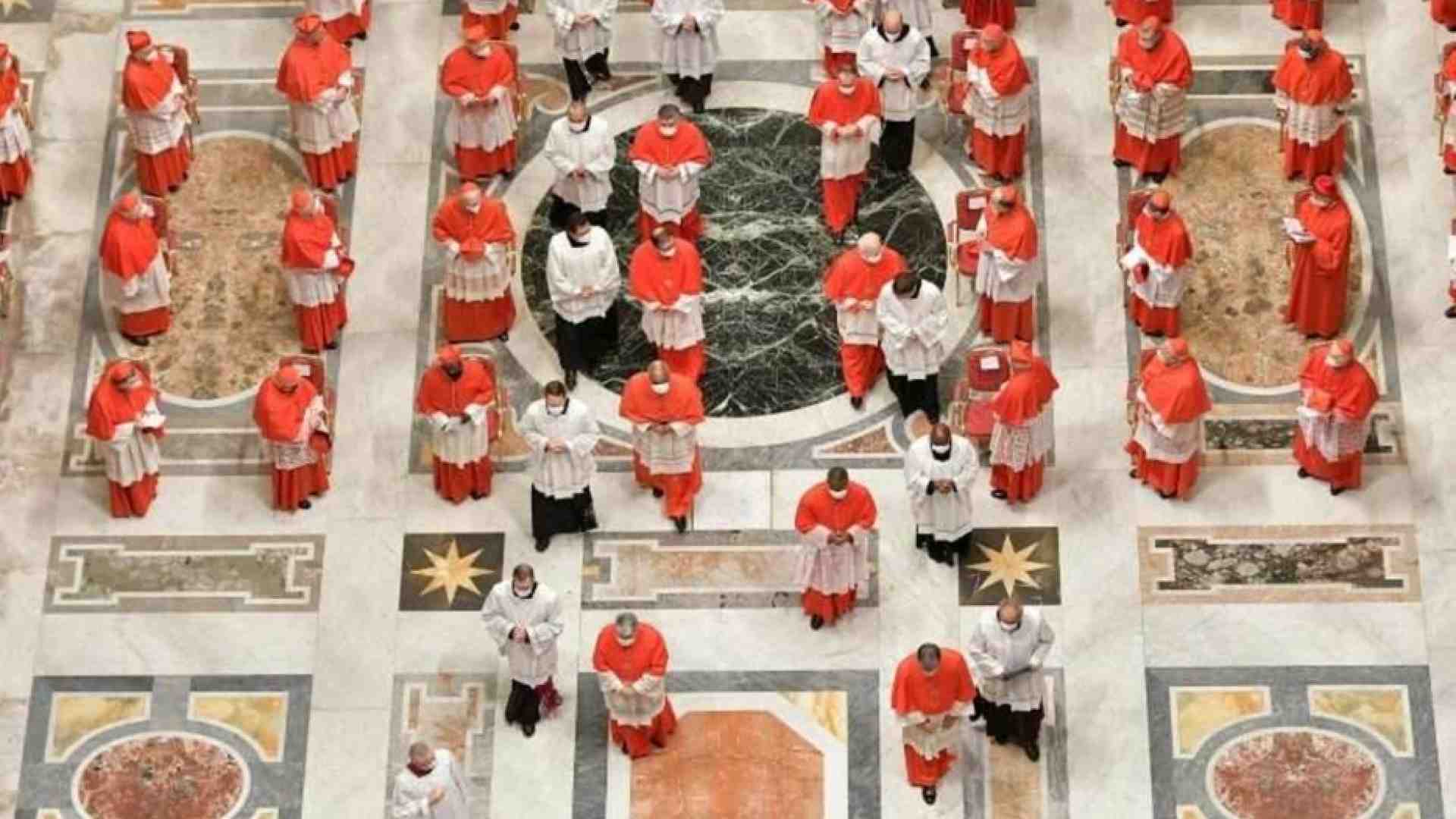 Immagine di Cardinali di tutto il mondo con il Papa: quello che c'è da sapere sul Concistoro