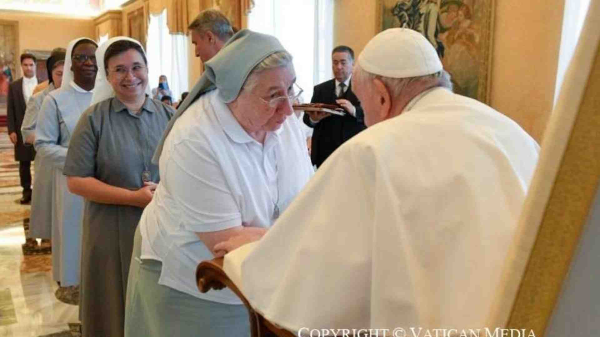 Immagine di Papa Francesco alle suore: aiutate le famiglie ad avere figli