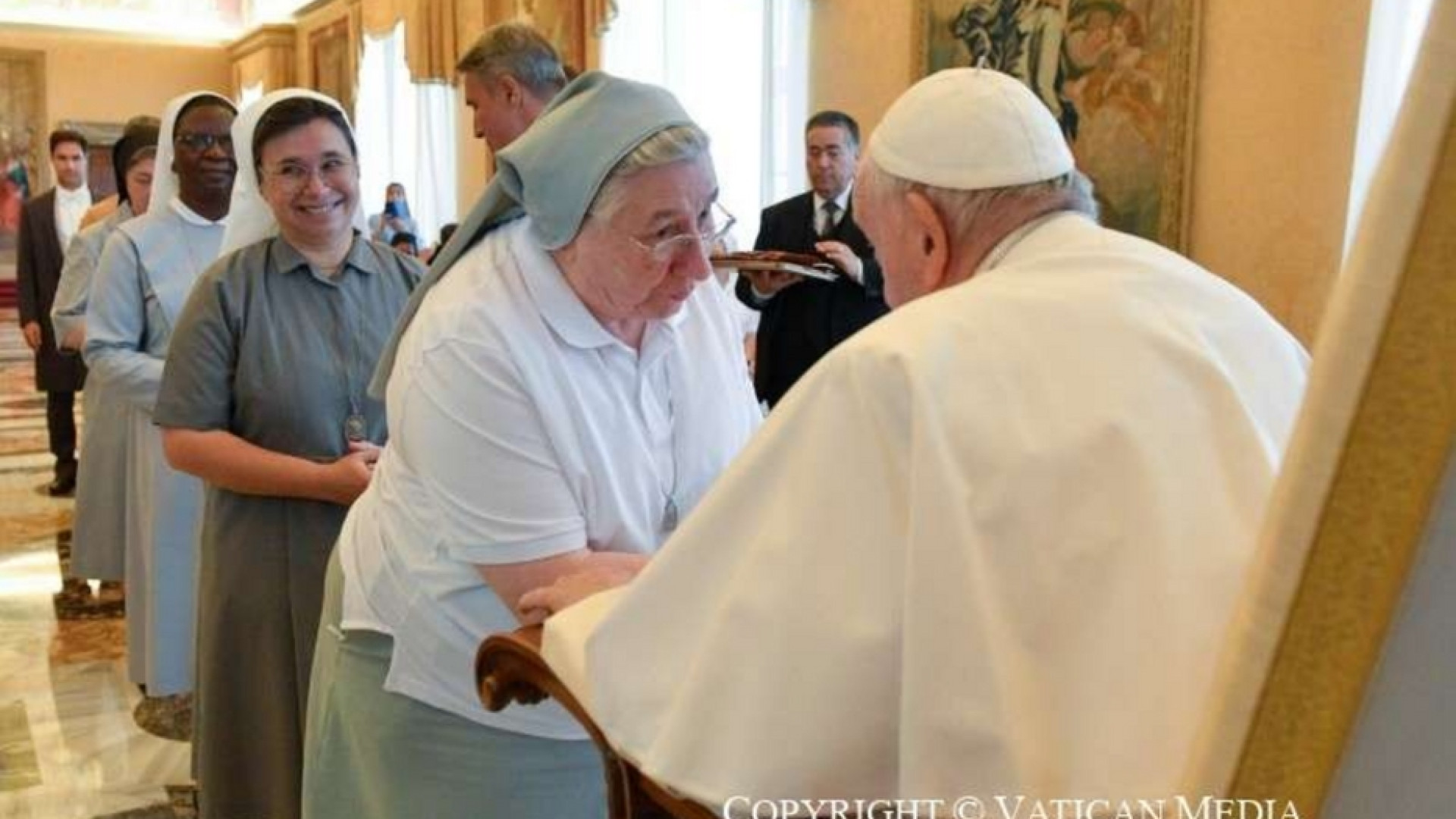 Immagine di Papa Francesco alle suore: aiutate le famiglie ad avere figli