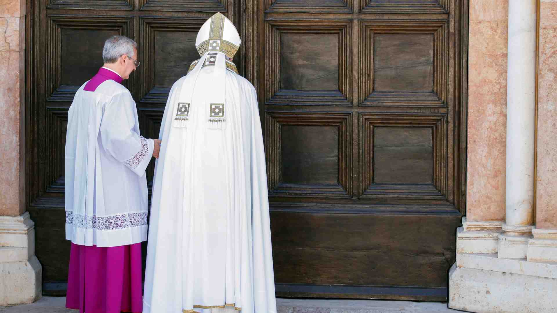 Immagine di Apre la porta della Perdonanza. "Pace per il mondo intero"