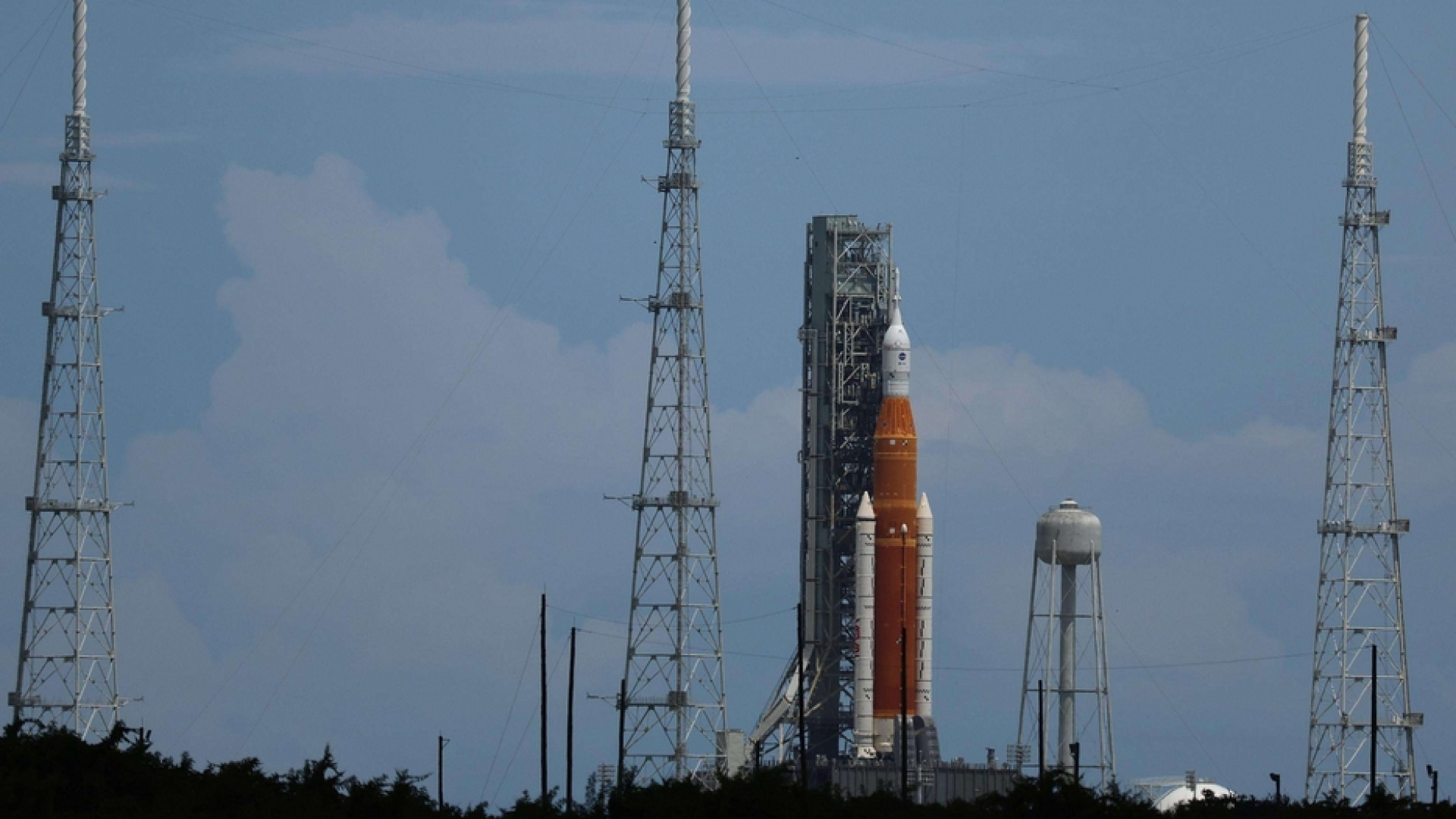 Immagine di Problema ai motori, rinviato il lancio di Artemis-1