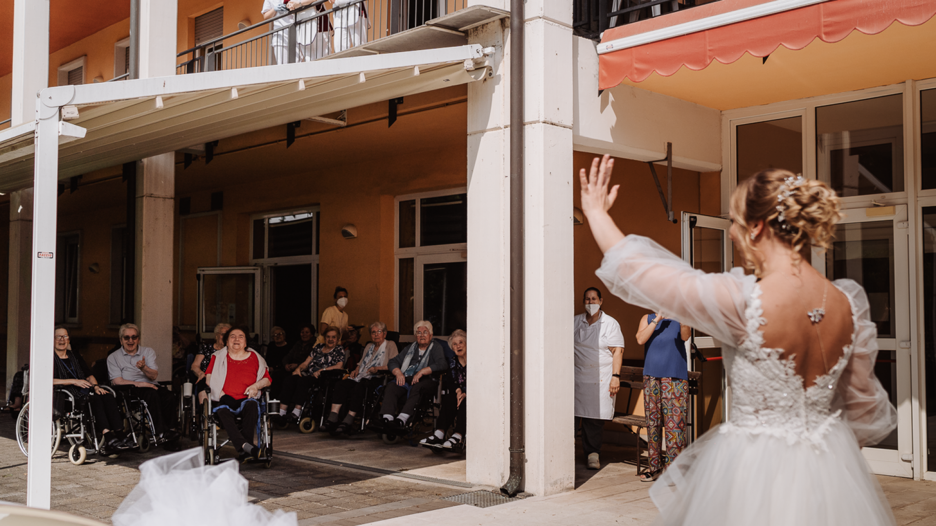 Immagine di Arianna dice "sì", ma prima passa a salutare le amiche della casa di riposo