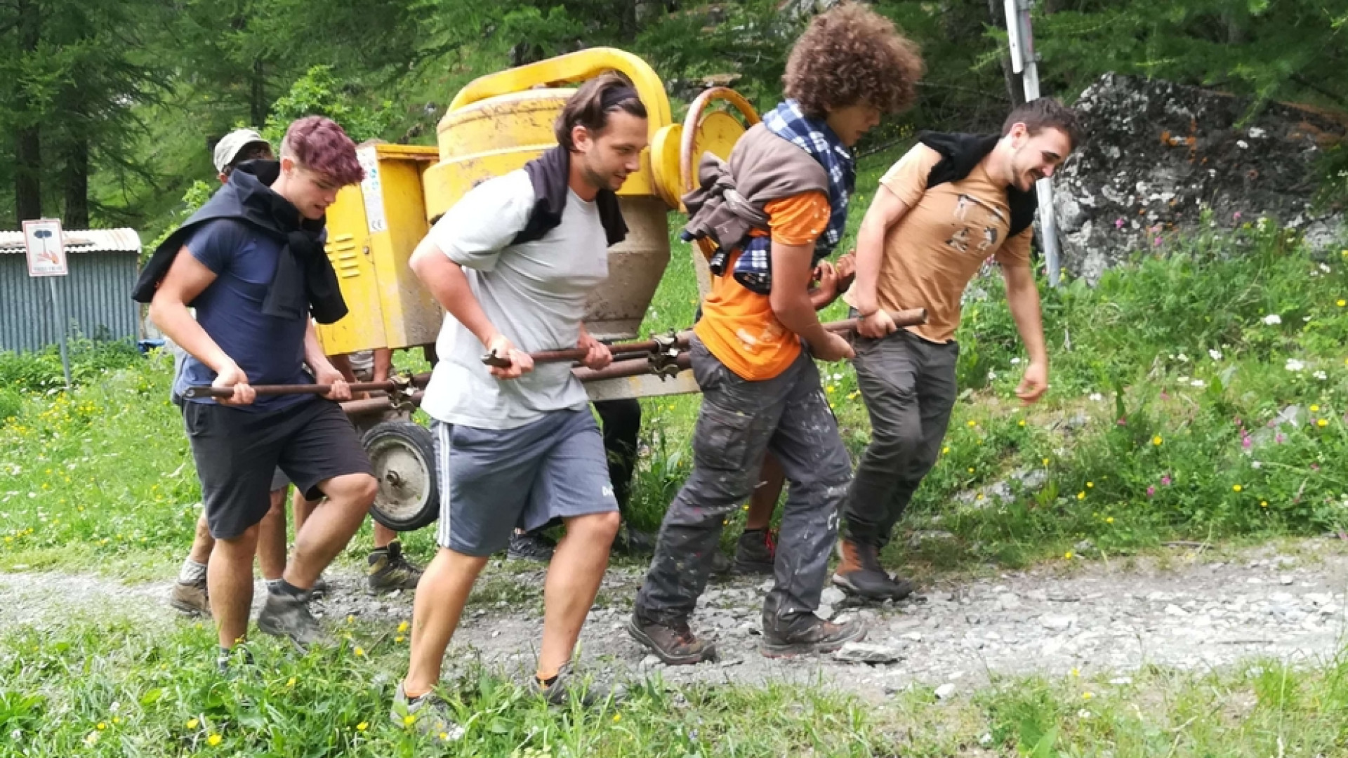 Immagine di L'altra estate dei giovani che costruiscono un rifugio
