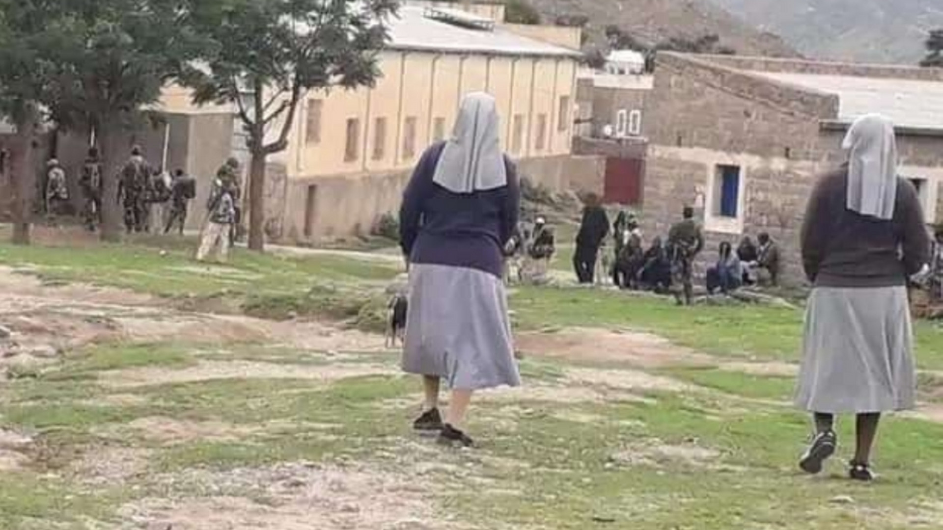 Immagine di Decine di ragazzi reclutati a forza dal regime durante la Messa