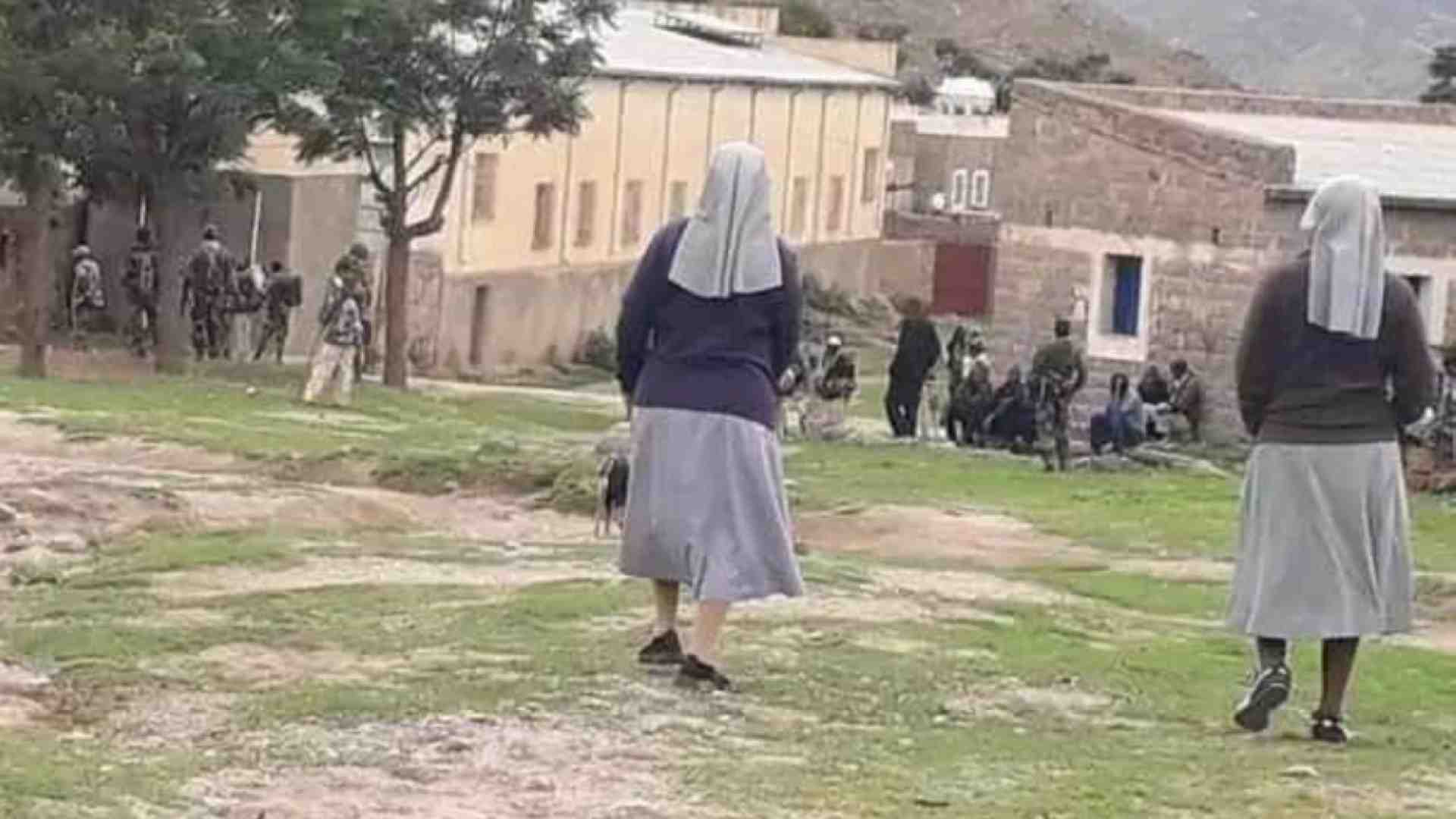 Immagine di Decine di ragazzi reclutati a forza dal regime durante la Messa