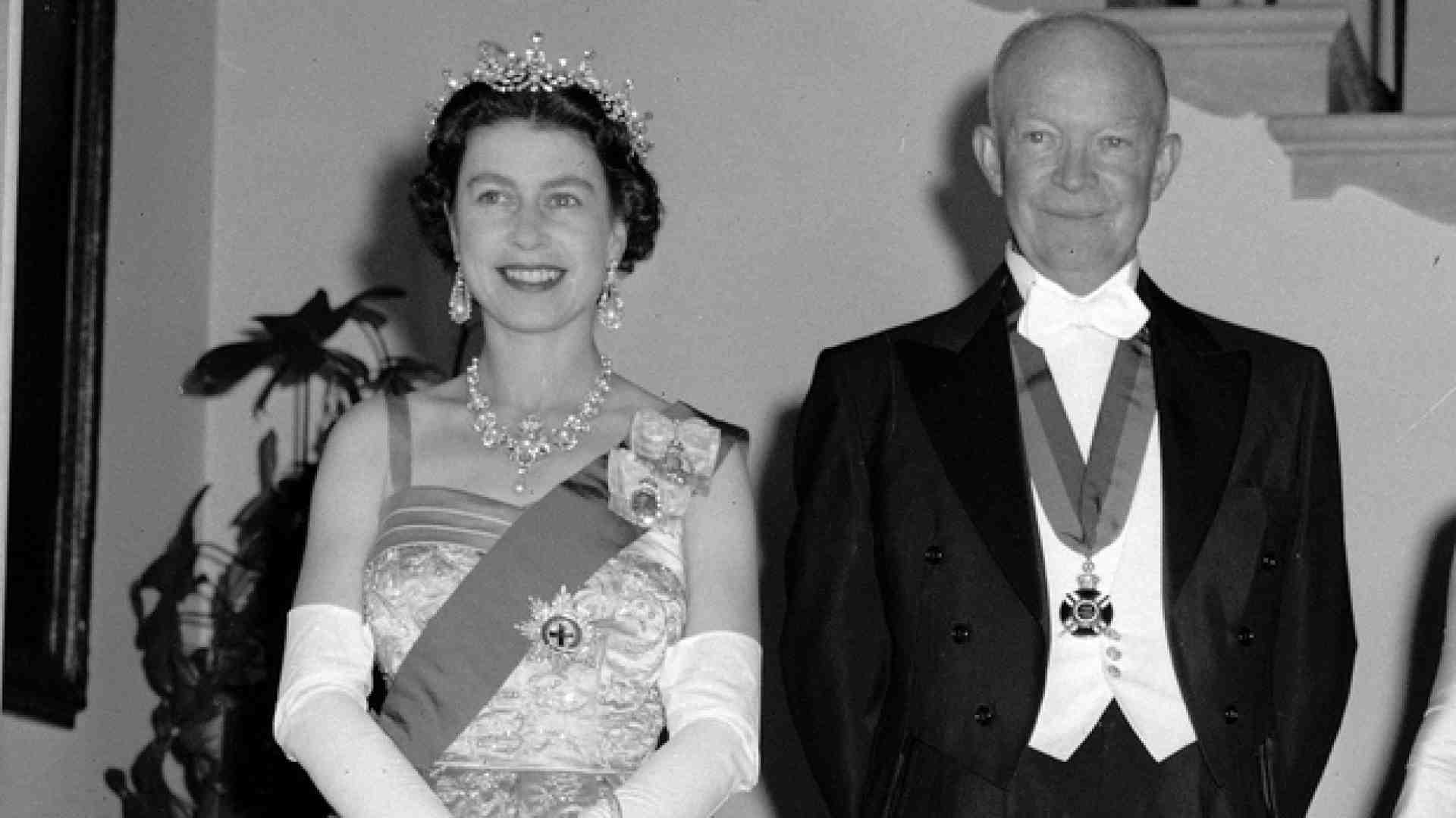 Immagine di Da Eisenhower a Trump, tutti gli inchini a Elisabetta