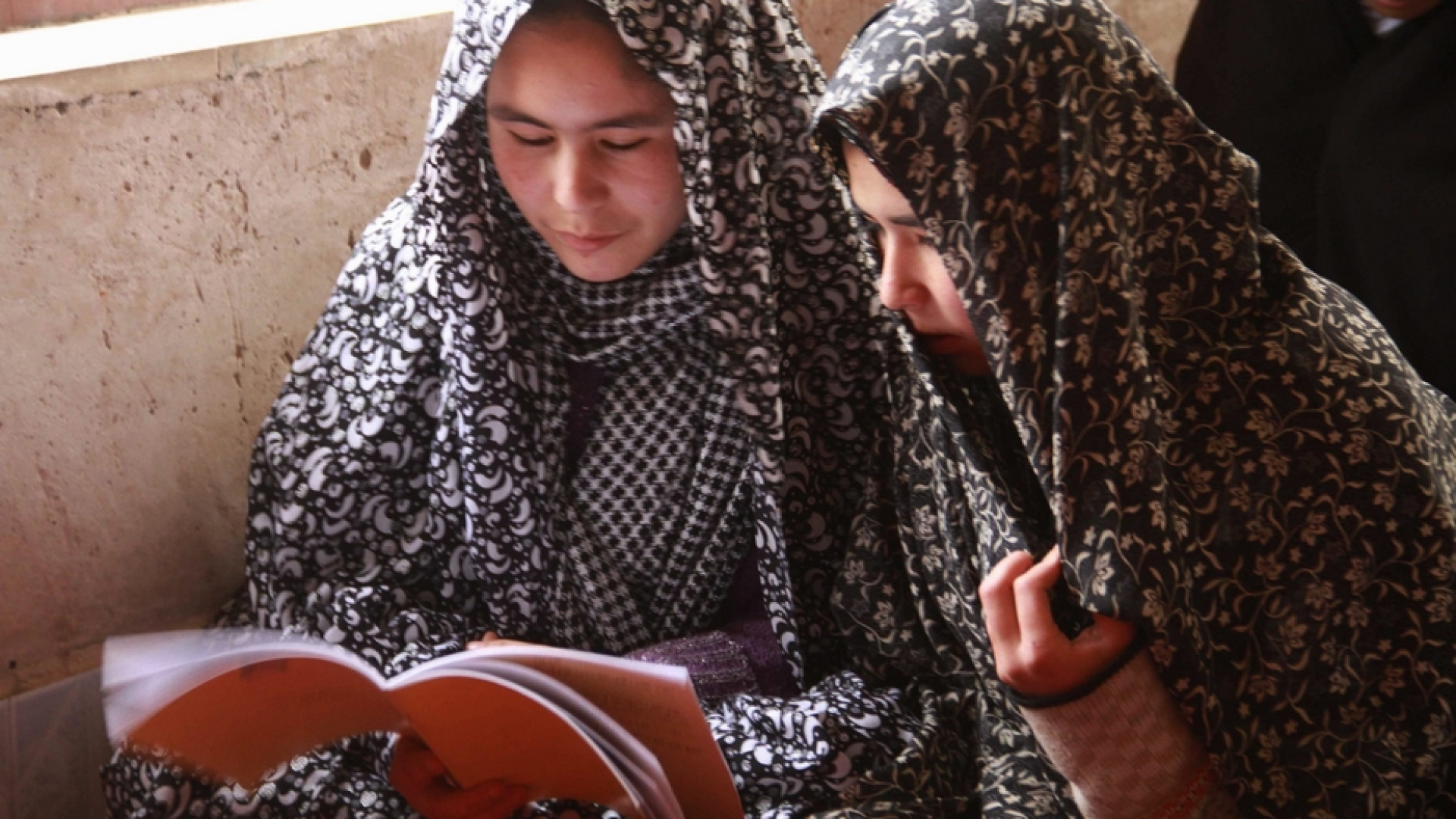 Immagine di Afghanistan, centinaia di ragazze si presentano a scuola. E i presidi aprono