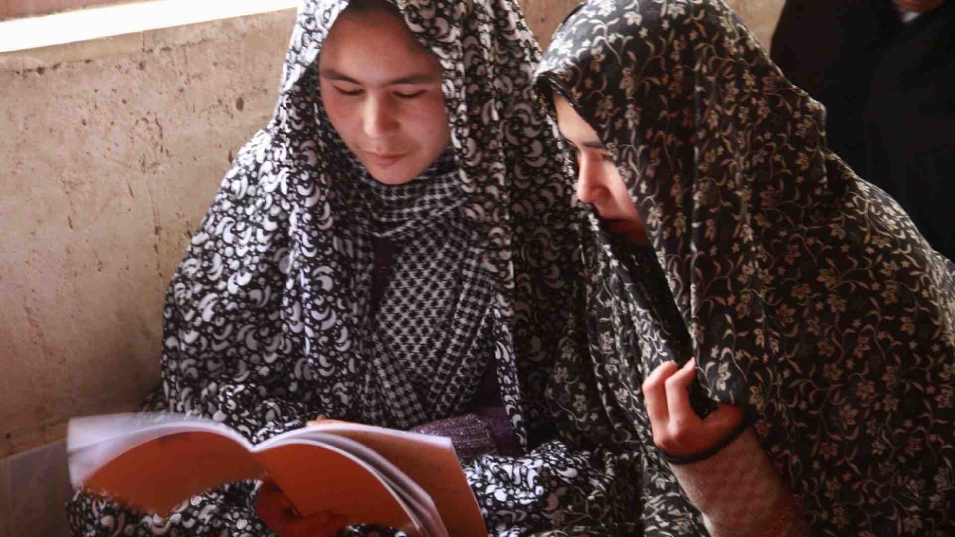 Immagine di Afghanistan, centinaia di ragazze si presentano a scuola. E i presidi aprono