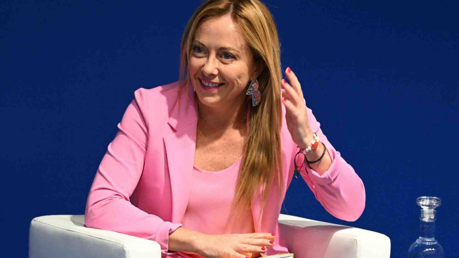 Immagine di Meloni: «No a "governi arcobaleno"»