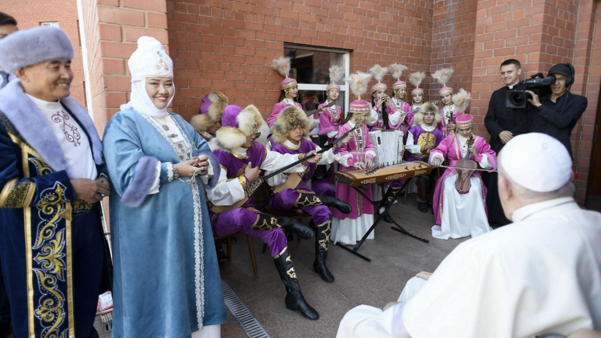 Immagine di Una speciale famiglia musicale: mamma, papà, 3 figli naturali e 18 adottivi