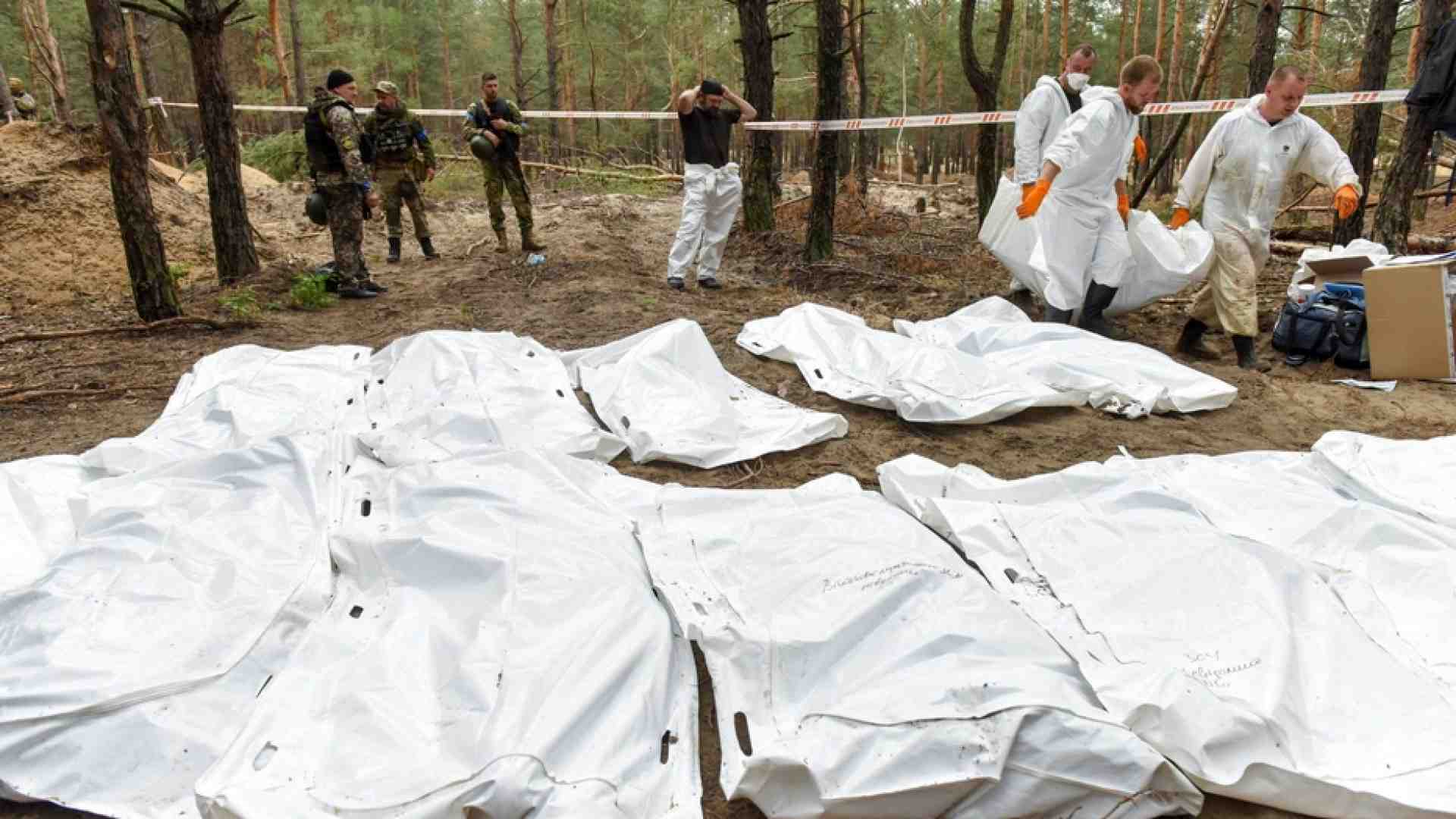 Immagine di L'orrore delle fosse comuni a Izyum: almeno 440 corpi. «Segni di torture»
