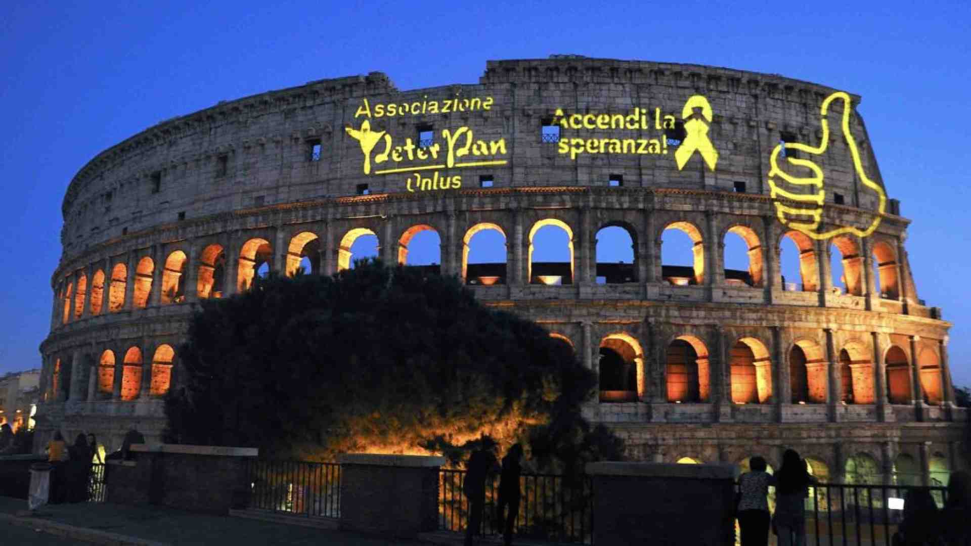 Immagine di Il Colosseo illuminato da un Nastro d'Oro per i bimbi con un tumore