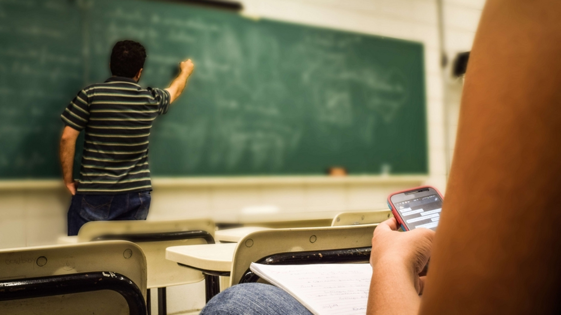 Immagine di Smartphone, la sfida di educare dai licei passa alle elementari