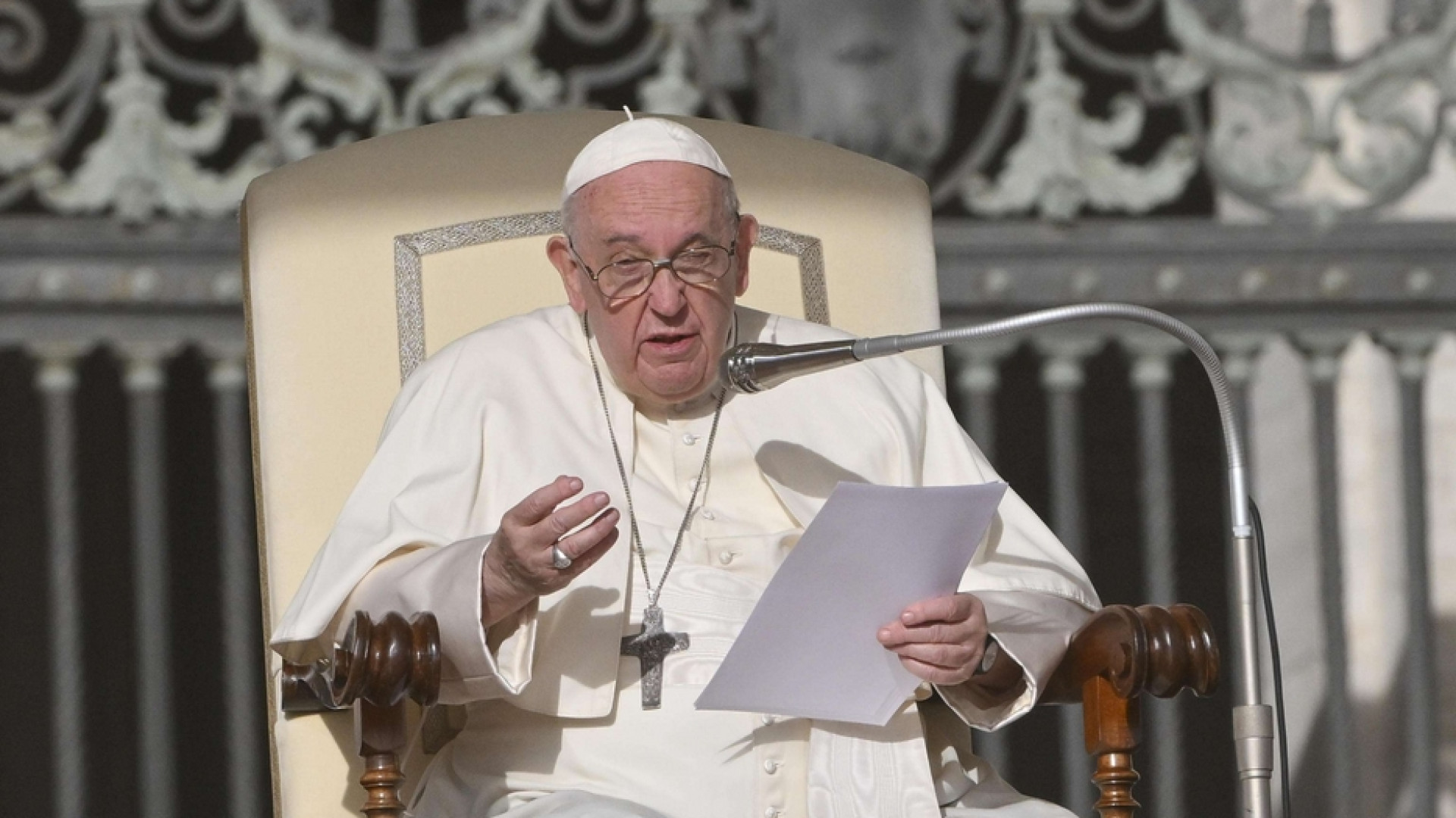 Immagine di Papa Francesco: la preghiera è vicinanza e non parole vuote