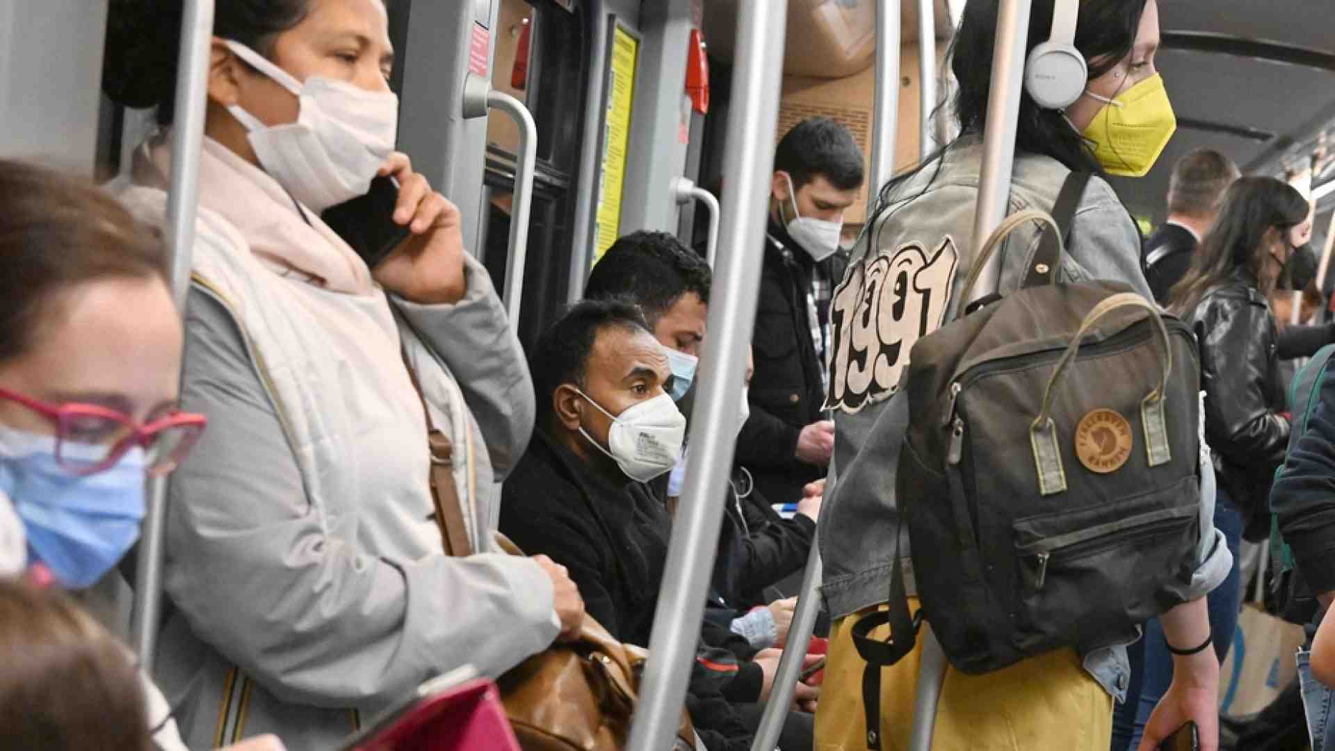 Immagine di Via le mascherine sui bus, ma restano nelle strutture sanitarie. Salgono i casi