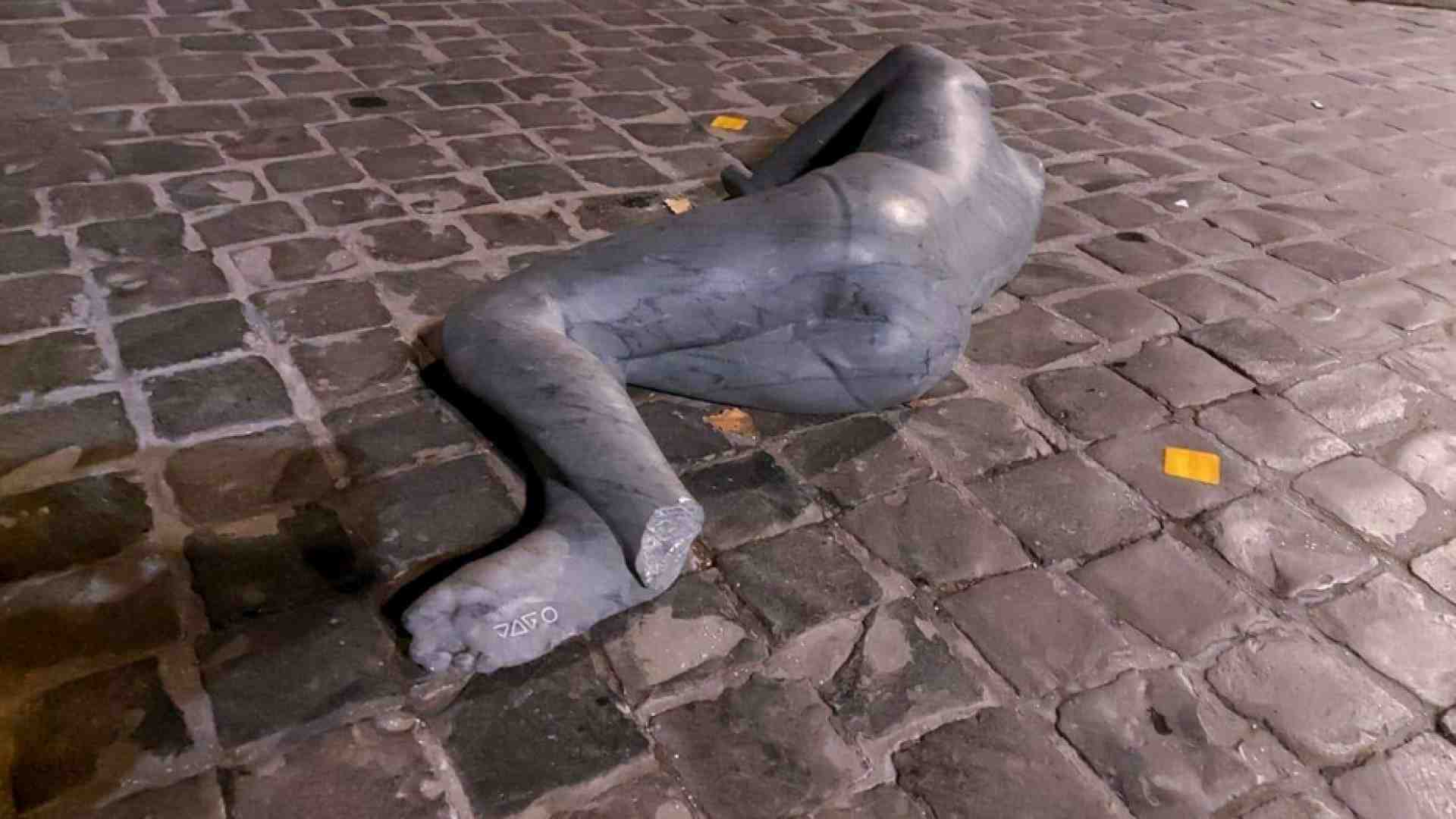 Immagine di Nuovo sfregio alla statua del profugo a Castel S.Angelo: spezzato anche un piede