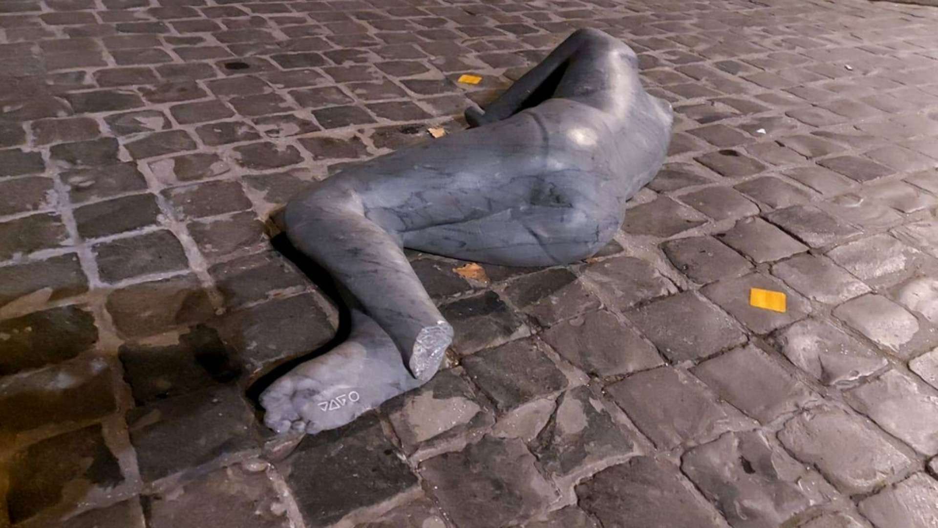 Immagine di Nuovo sfregio alla statua del profugo a Castel S.Angelo: spezzato anche un piede