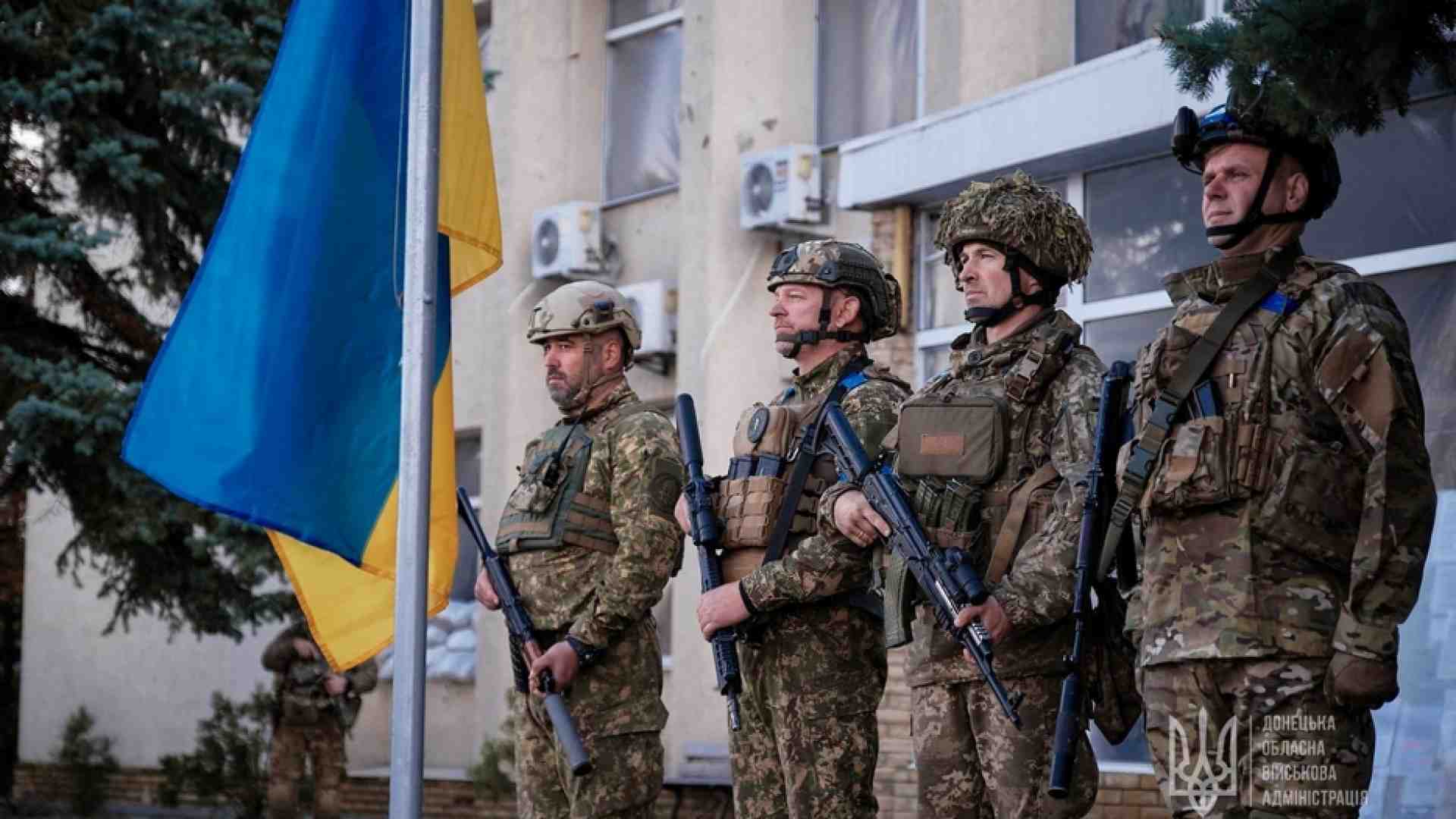 Immagine di Zelensky firma il decreto: mai negoziati con Putin. E avanza verso Kherson