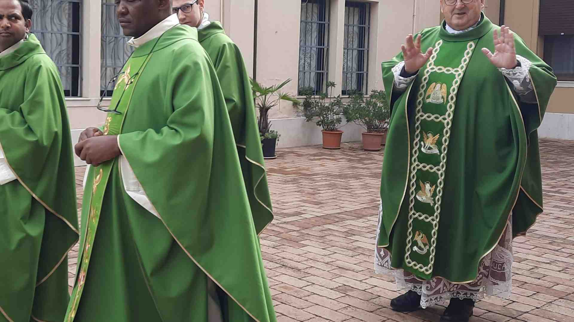 Immagine di Il parroco mons. Andriolo e don Bikindou hanno salutato la comunità