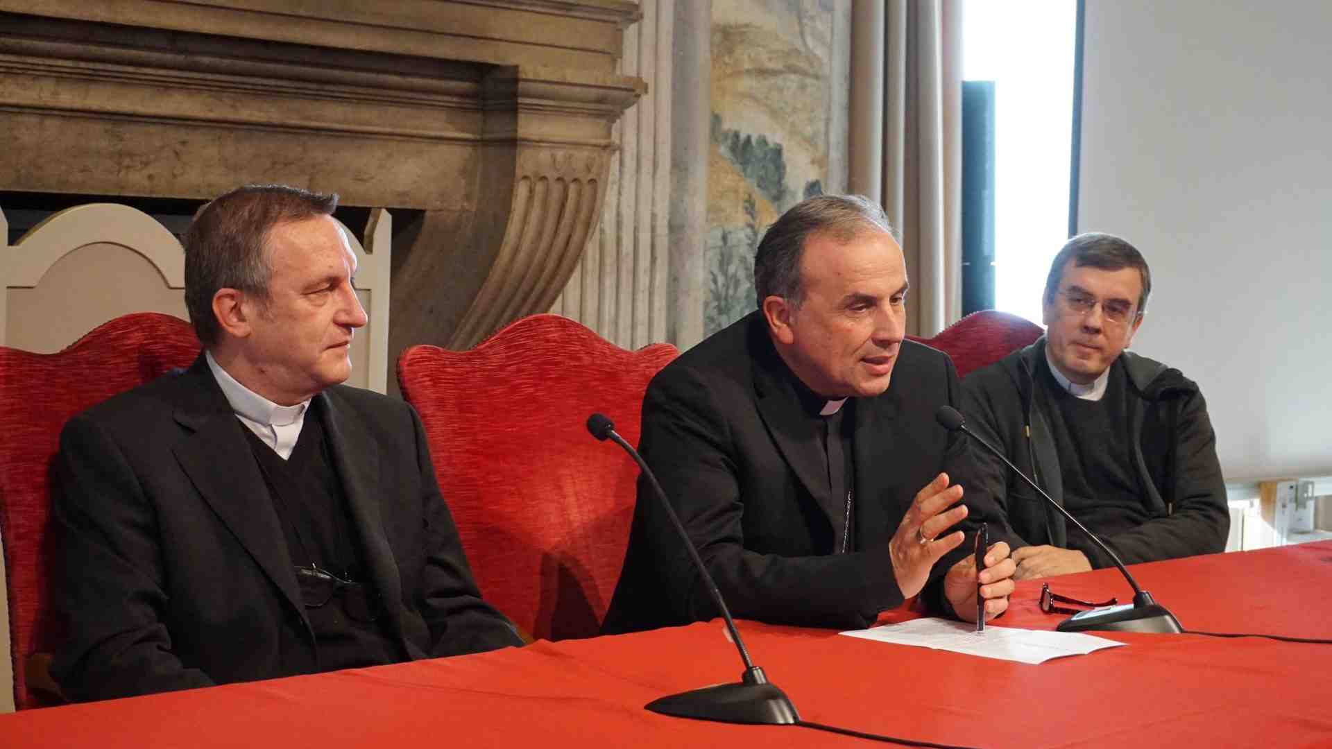 Immagine di «La Chiesa nasce per comunicare»: il primo incontro del vescovo Domenico con i giornalisti veronesi