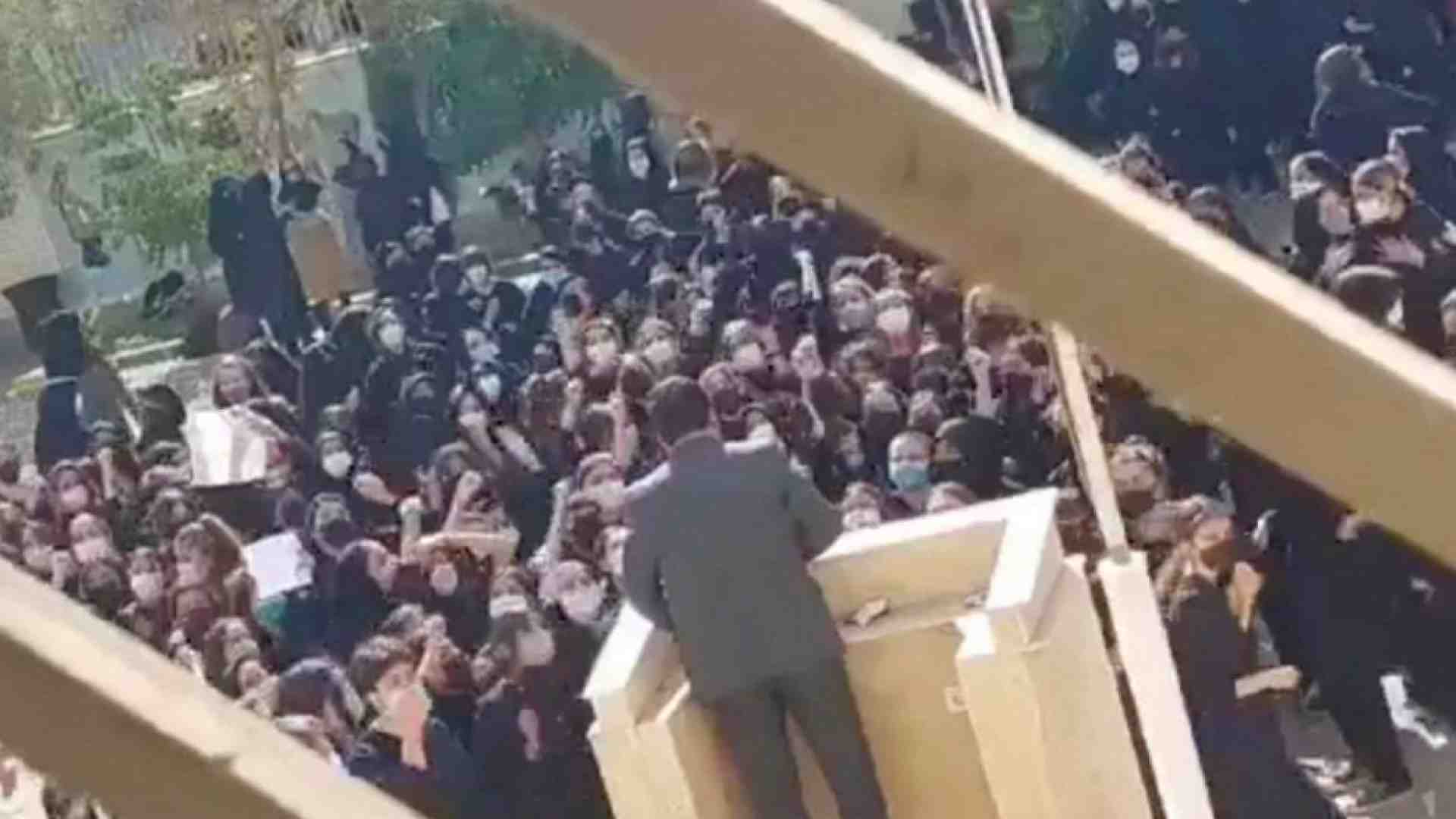 Immagine di In Iran 154 morti, 9 sono minori. Arrestate "squadre di rivoltosi" armati