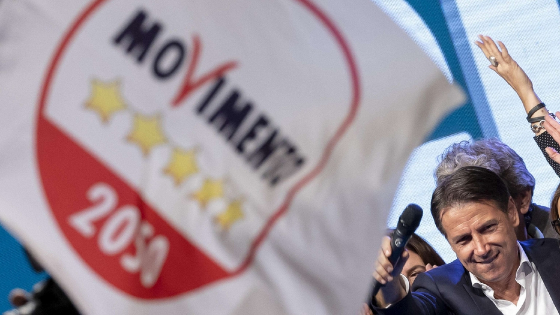 Immagine di Conte: «Pace, sì a una piazza senza bandiere. Sul Rdc linciaggio dei poveri»