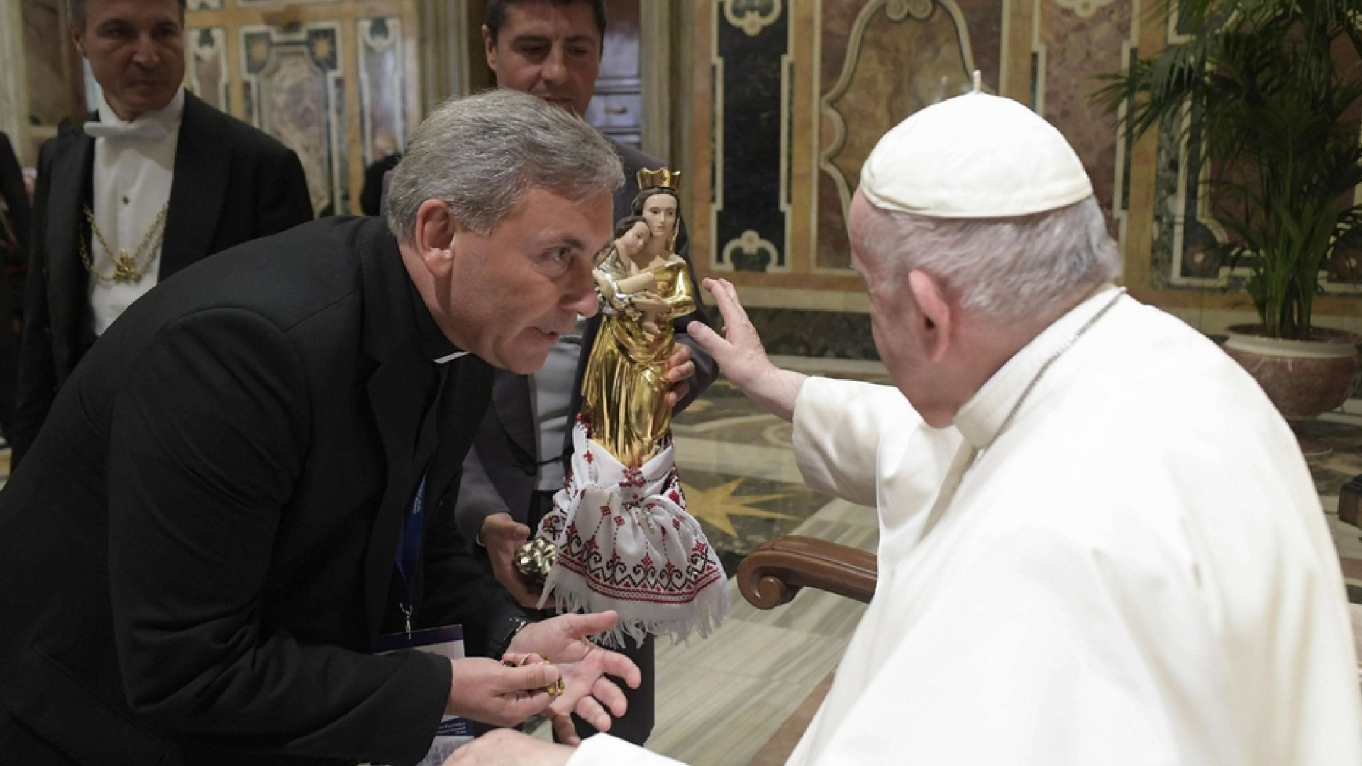 Immagine di Papa Francesco: non si diventa santi con il muso lungo