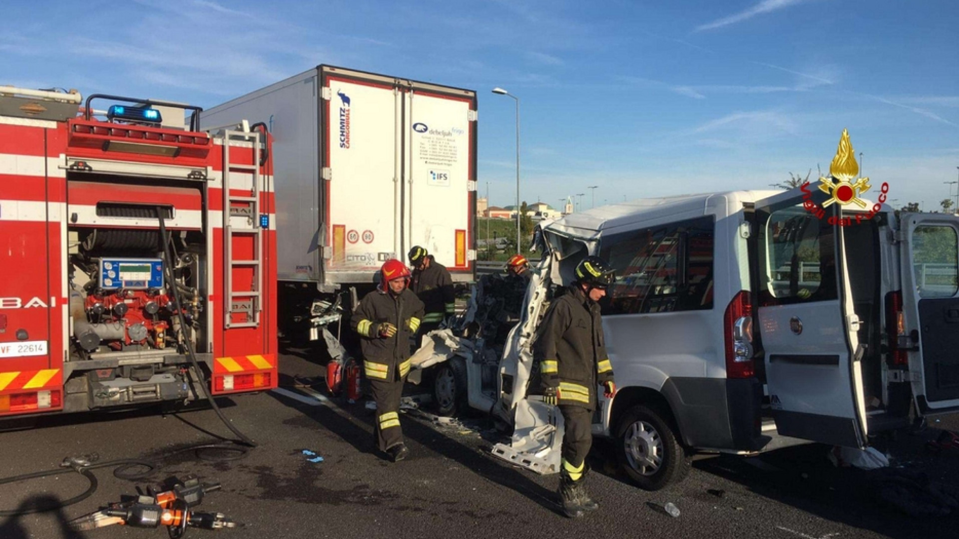Immagine di Pulmino con disabili a bordo tampona un camion, 6 morti