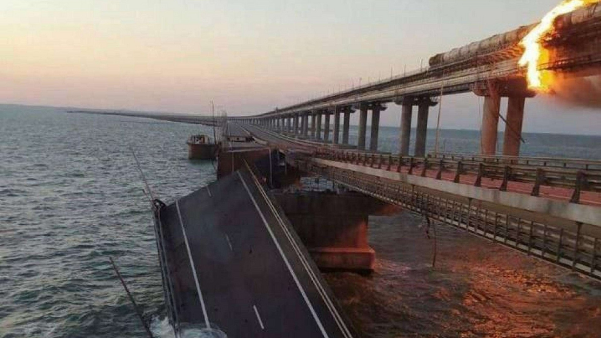 Immagine di Crimea, in fiamme il ponte di Kerch. Kiev: "È solo l'inizio"